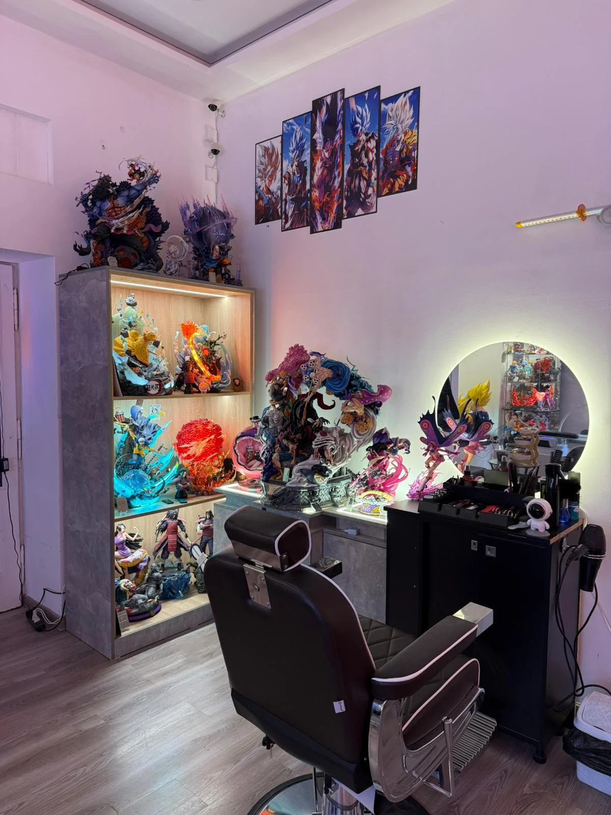 Klasický pánský střih, zarovnání kontur, styling i možnost úpravy vousů