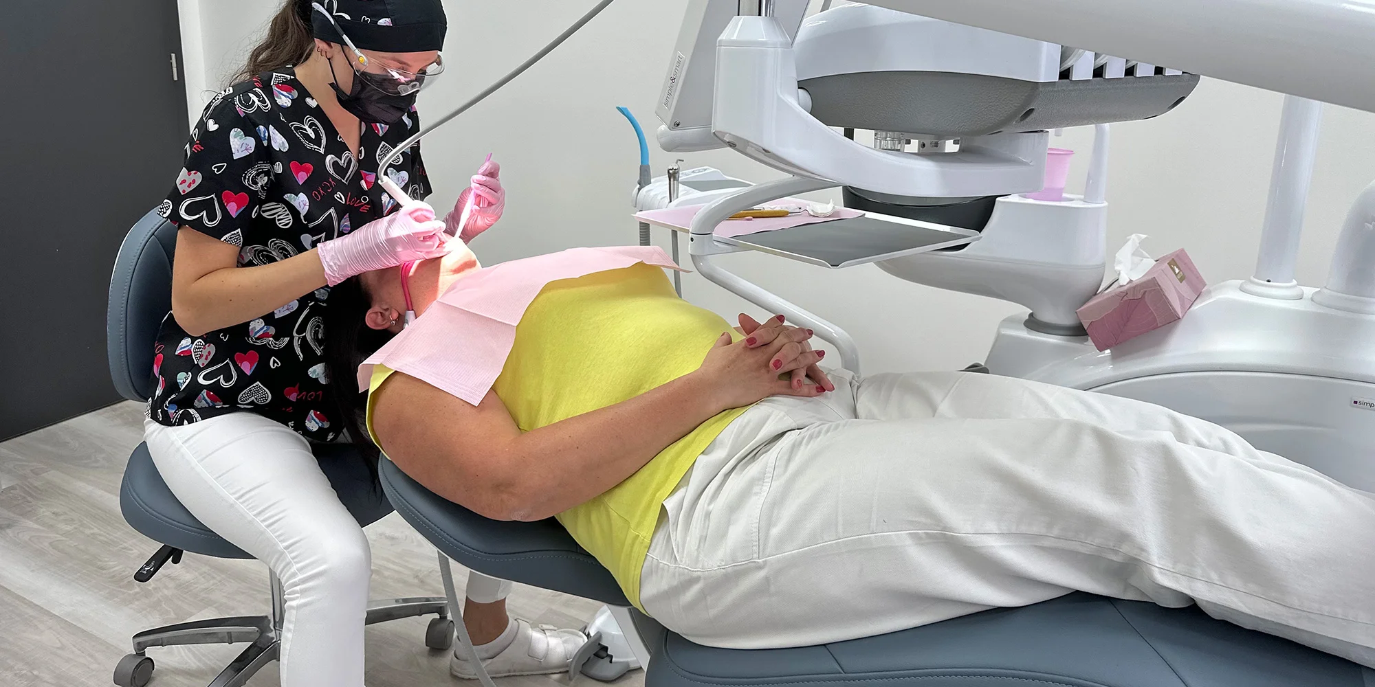 Dentální hygiena vč. pískování zubů nebo set na domácí bělení zubů