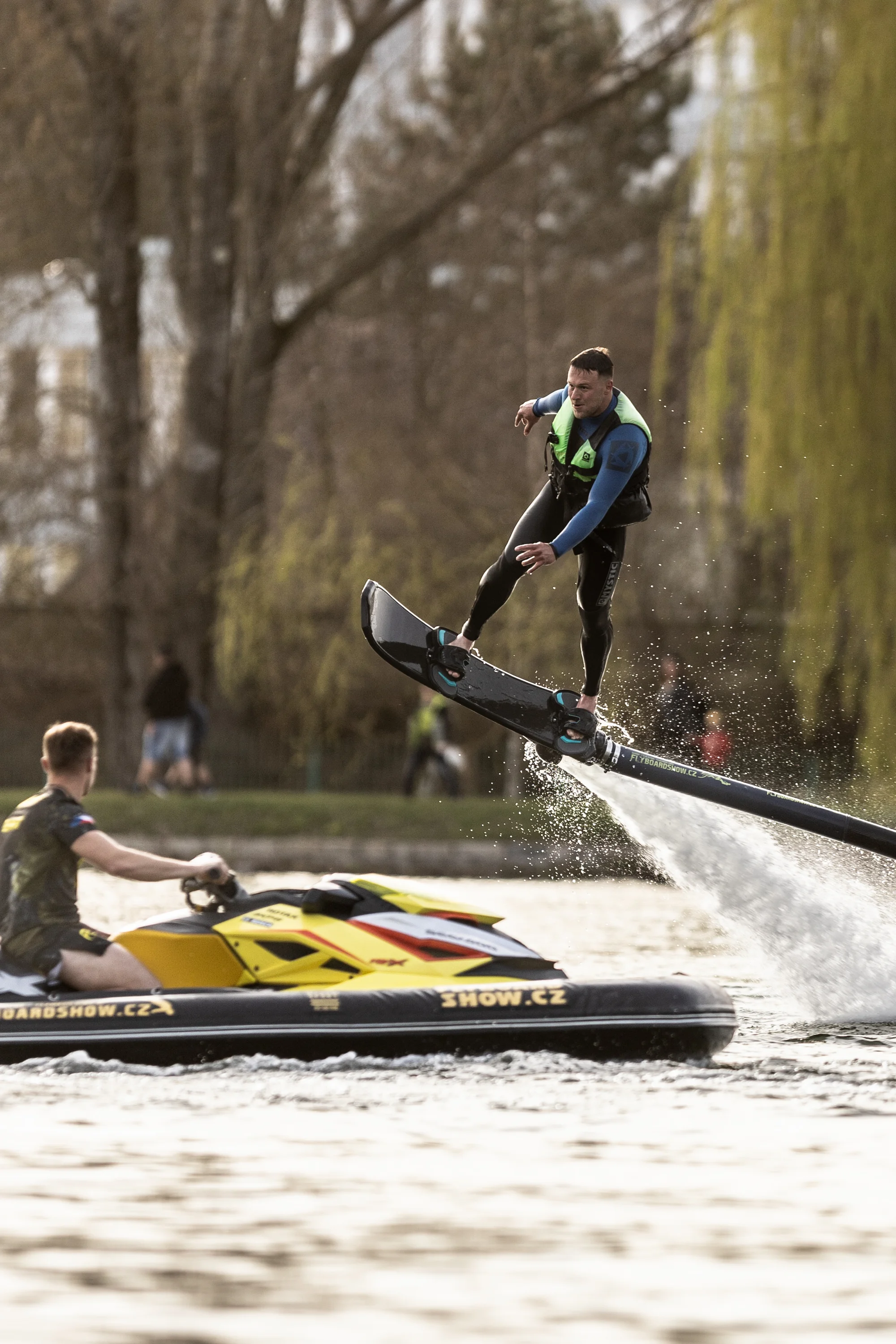 Adrenalin na vodě: mix netradičních vodních sportů s FlyboardShow