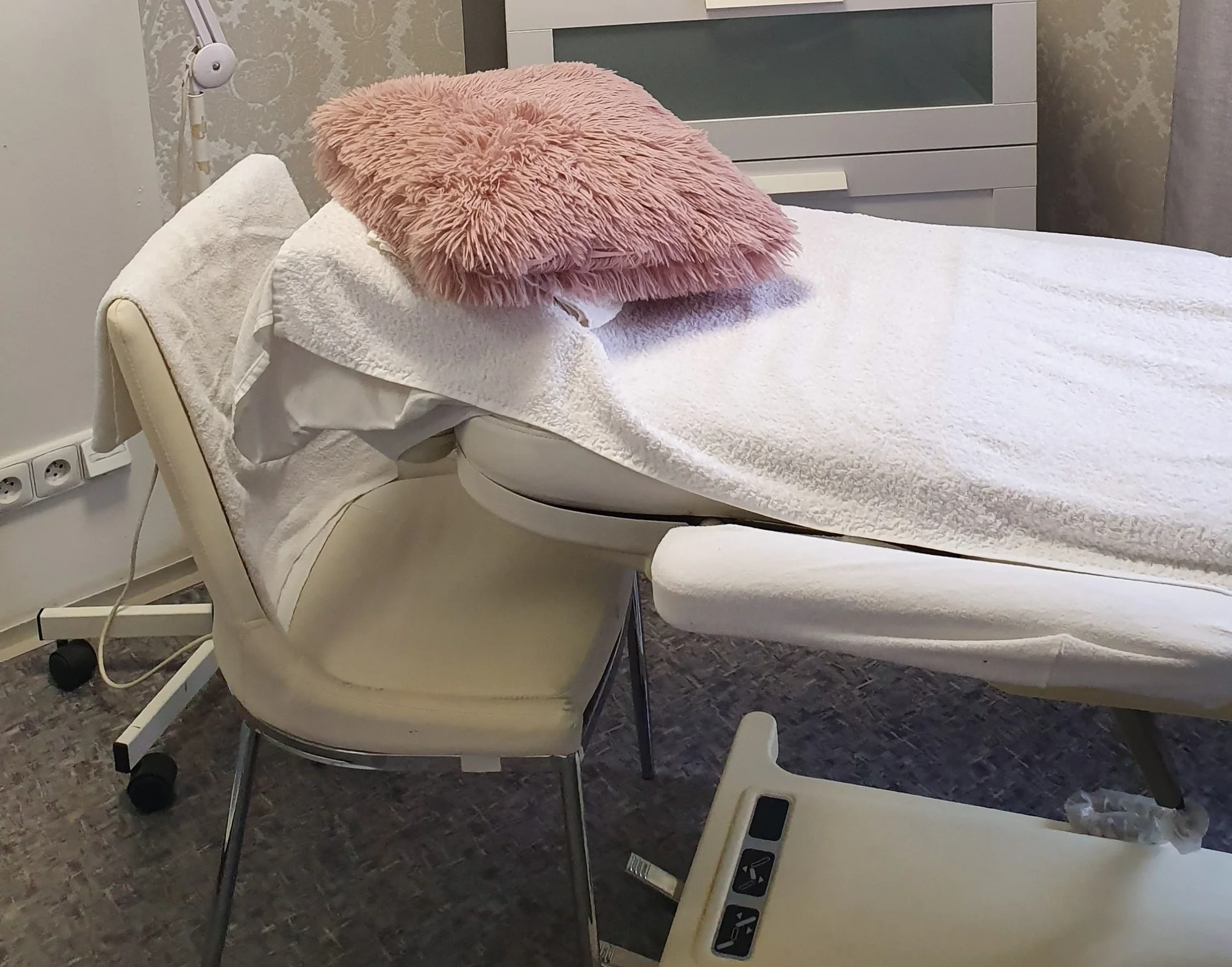 Hloubkové čištění pleti s liftingem a ozonoterapií či kosmetický balíček s barvením řas a obočí