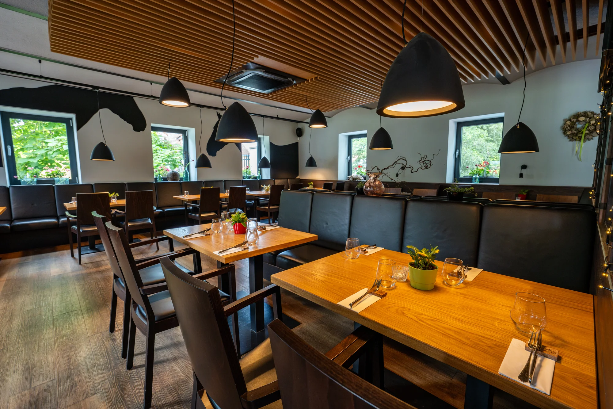 Voucher na 500–2 000 Kč na cokoliv v zámecké restauraci Konírna