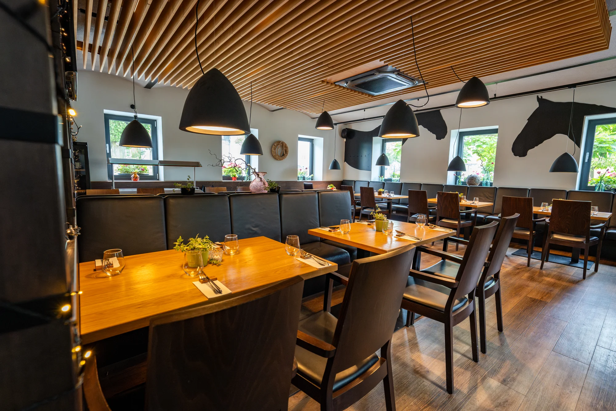 Voucher na 500–2 000 Kč na cokoliv v zámecké restauraci Konírna