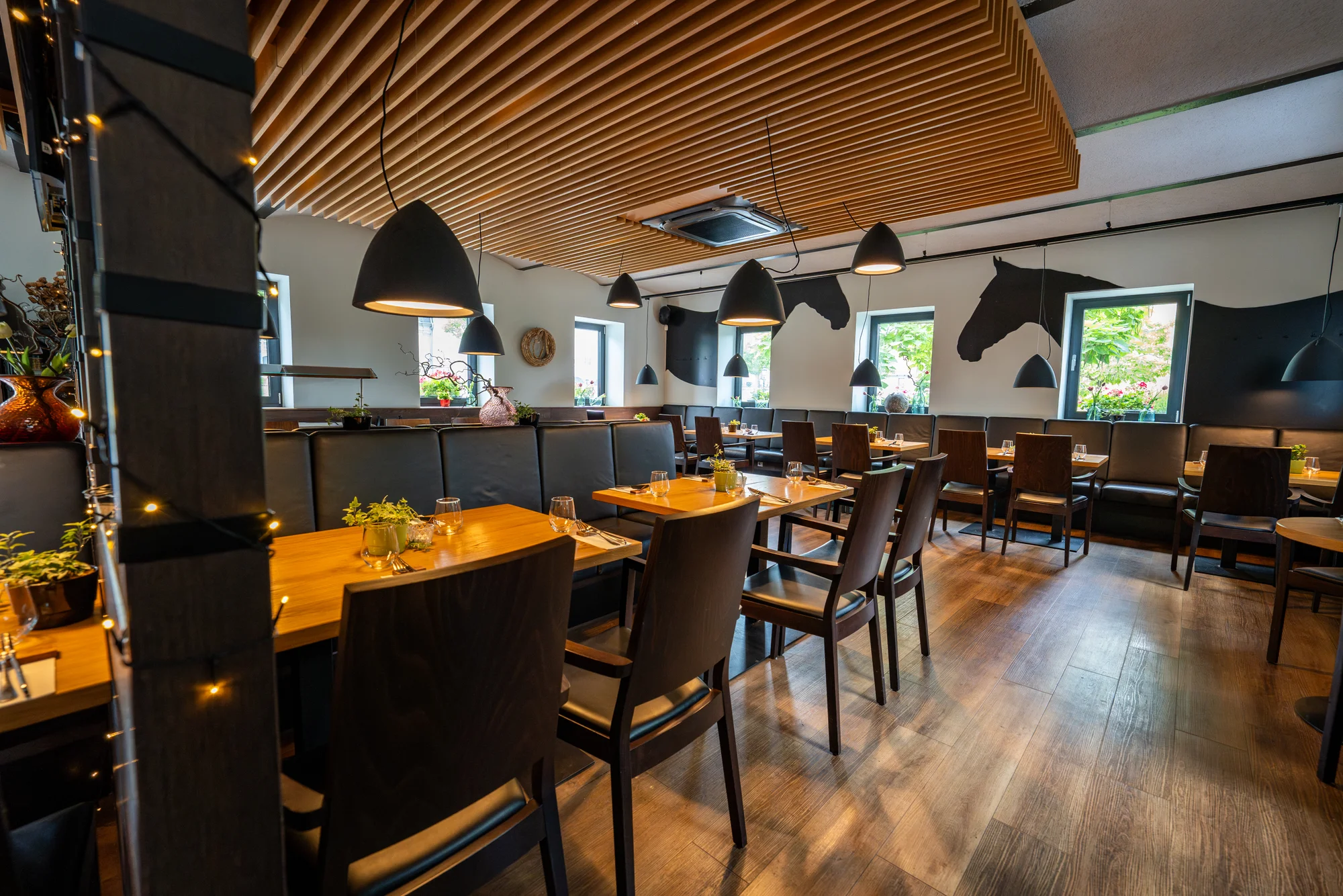 Voucher na 500–2 000 Kč na cokoliv v zámecké restauraci Konírna