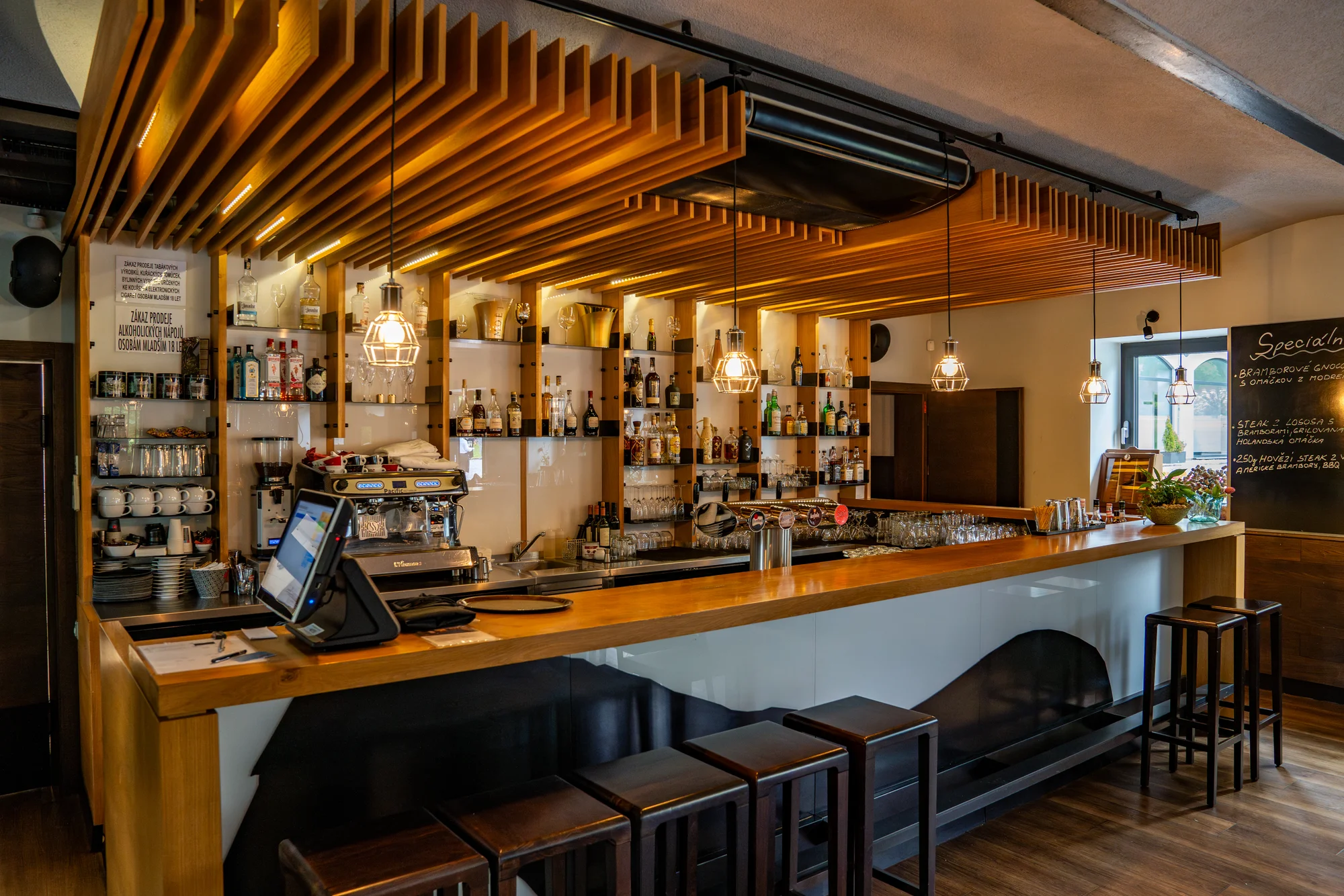 Voucher na 500–2 000 Kč na cokoliv v zámecké restauraci Konírna