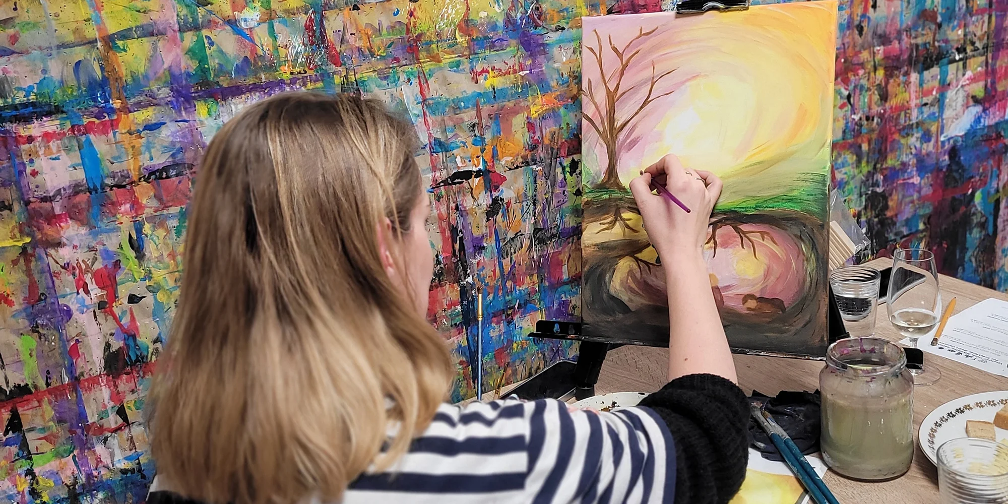 Malování s vínem: malířský workshop s degustací vín pro 1 i 2 osoby, vč. vína a balíčku sýrů na doma