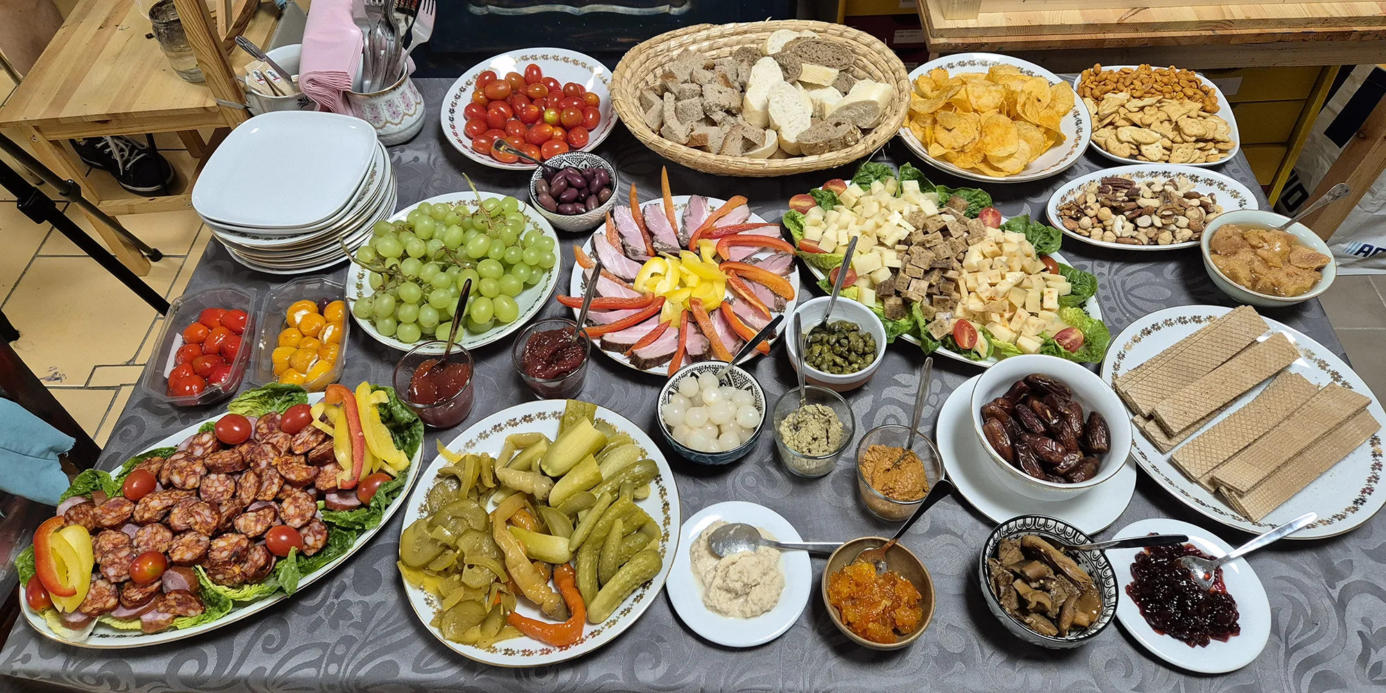 Malování s vínem: malířský workshop s degustací vín pro 1 i 2 osoby, vč. vína a balíčku sýrů na doma