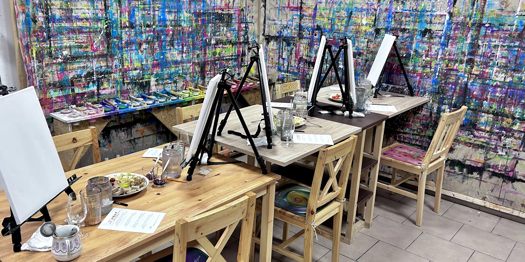 Malování s vínem: malířský workshop s degustací vín pro 1 i 2 osoby, vč. vína a balíčku sýrů na doma