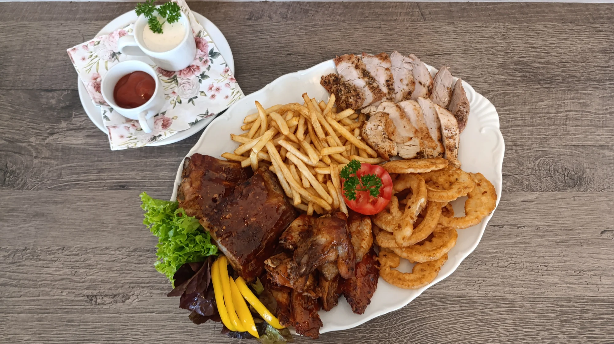 Talíř plný žeber, křídel i steaků včetně příloh pro 2 nebo 4 lidi