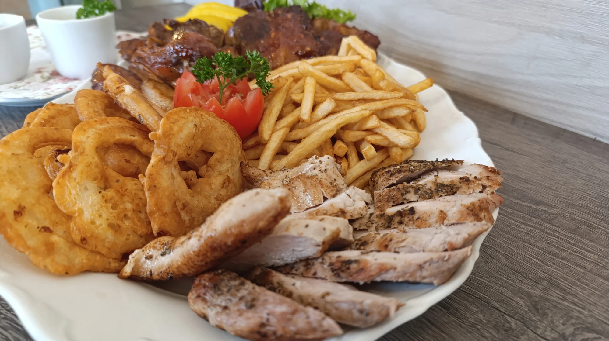Talíř plný žeber, křídel i steaků včetně příloh pro 2 nebo 4 lidi