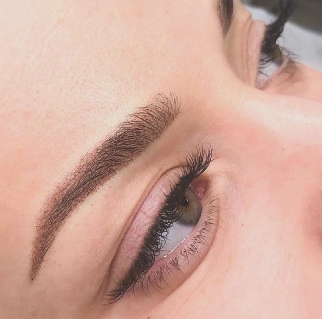 Permanentní make-up očních linek či obočí metodou microblading