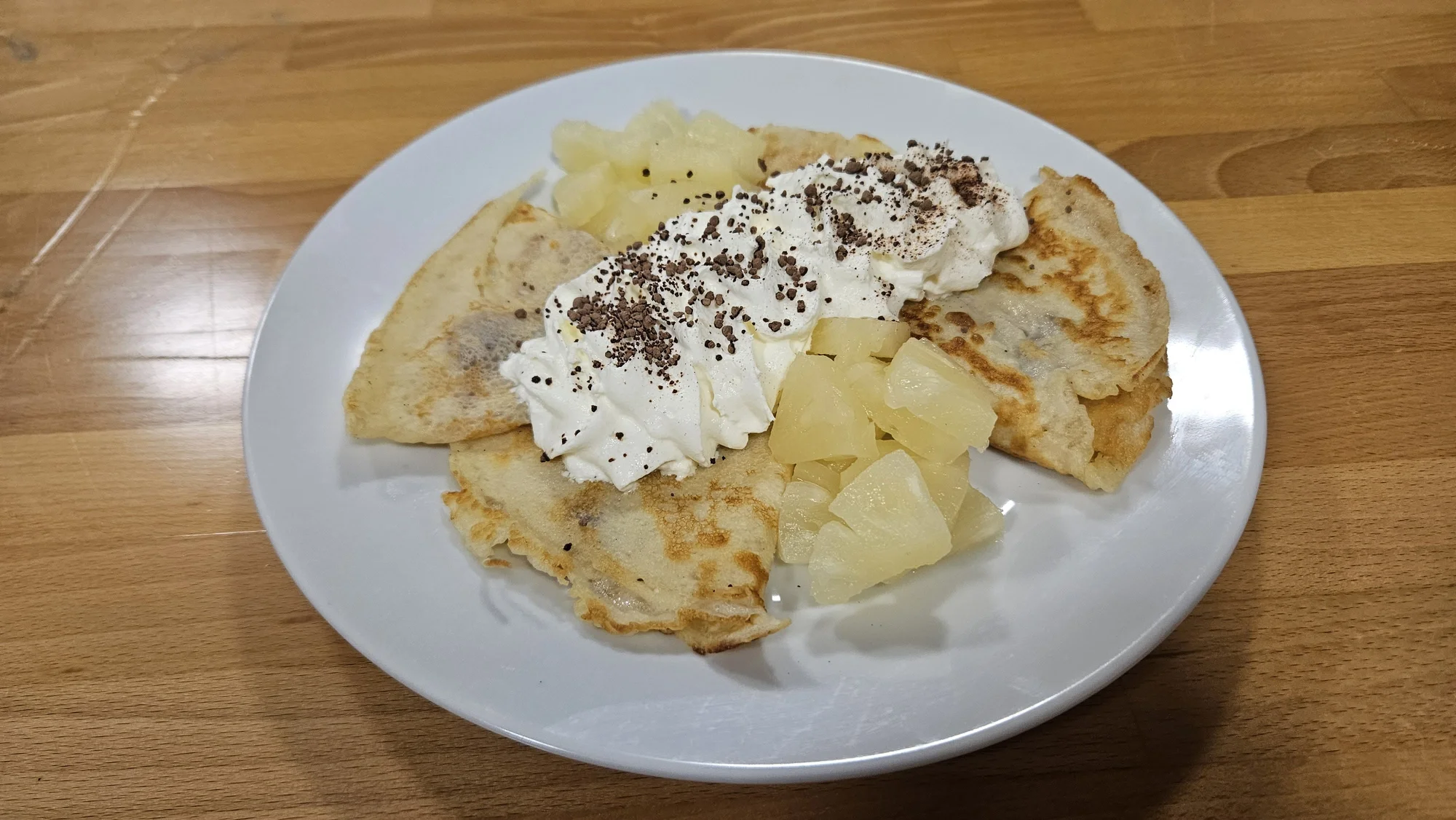Dvouchodové menu pro dvě osoby: steak ze svíčkové, příloha i palačinka s džemem a ovocem