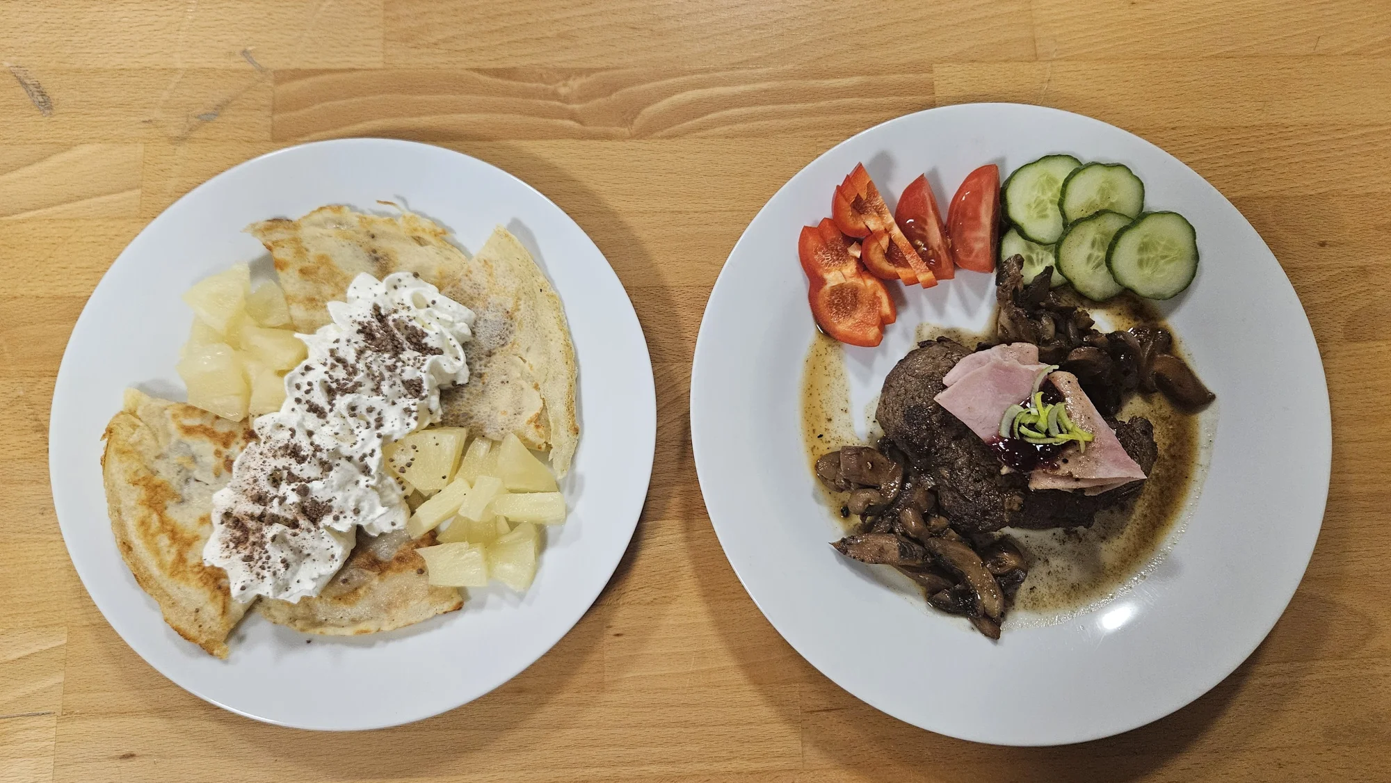 Dvouchodové menu pro dvě osoby: steak ze svíčkové, příloha i palačinka s džemem a ovocem
