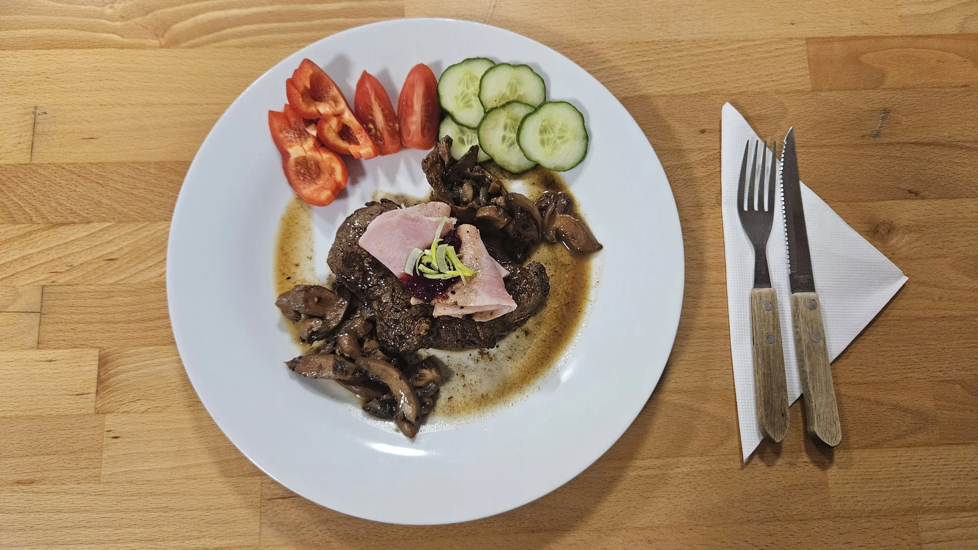 Dvouchodové menu pro dvě osoby: steak ze svíčkové, příloha i palačinka s džemem a ovocem