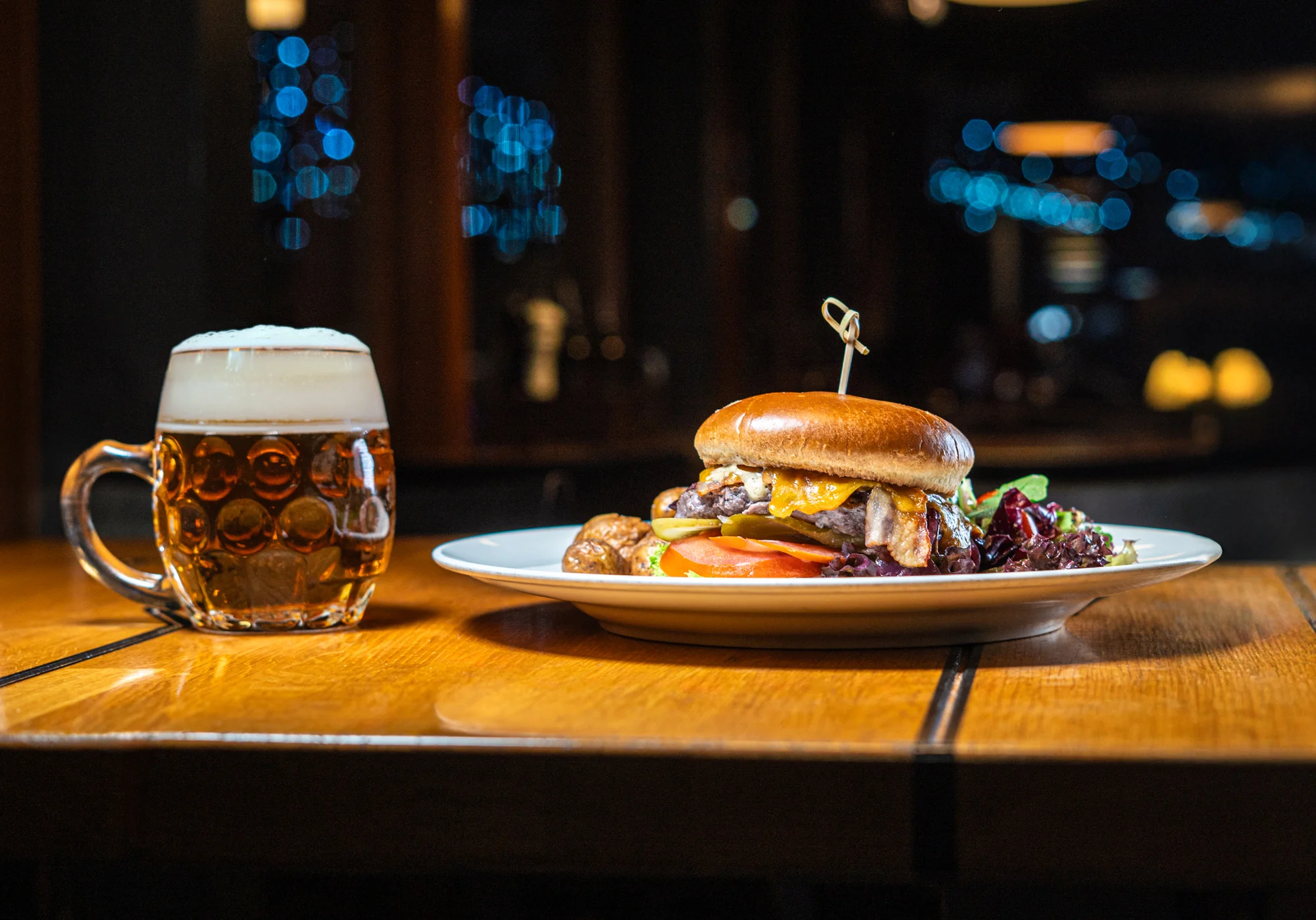 Vstup na Žižkovskou věž a burger z hovězího masa v restauraci Miminoo
