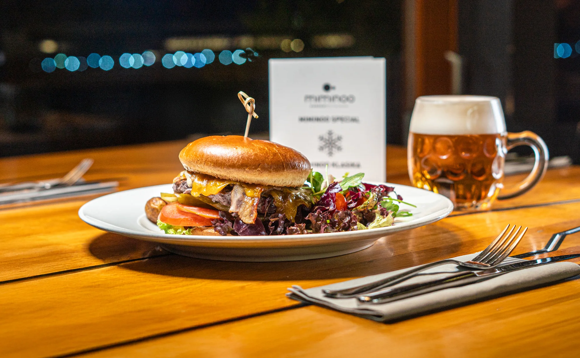 Vstup na Žižkovskou věž a burger z hovězího masa v restauraci Miminoo
