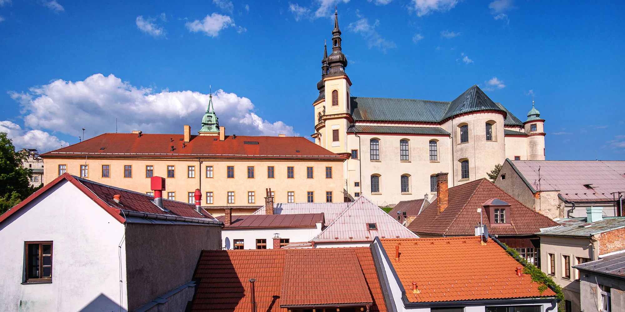 Krásný penzion v centru Litomyšle: snídaně do pokoje, moderní restaurace a výhled na Piaristický chrám