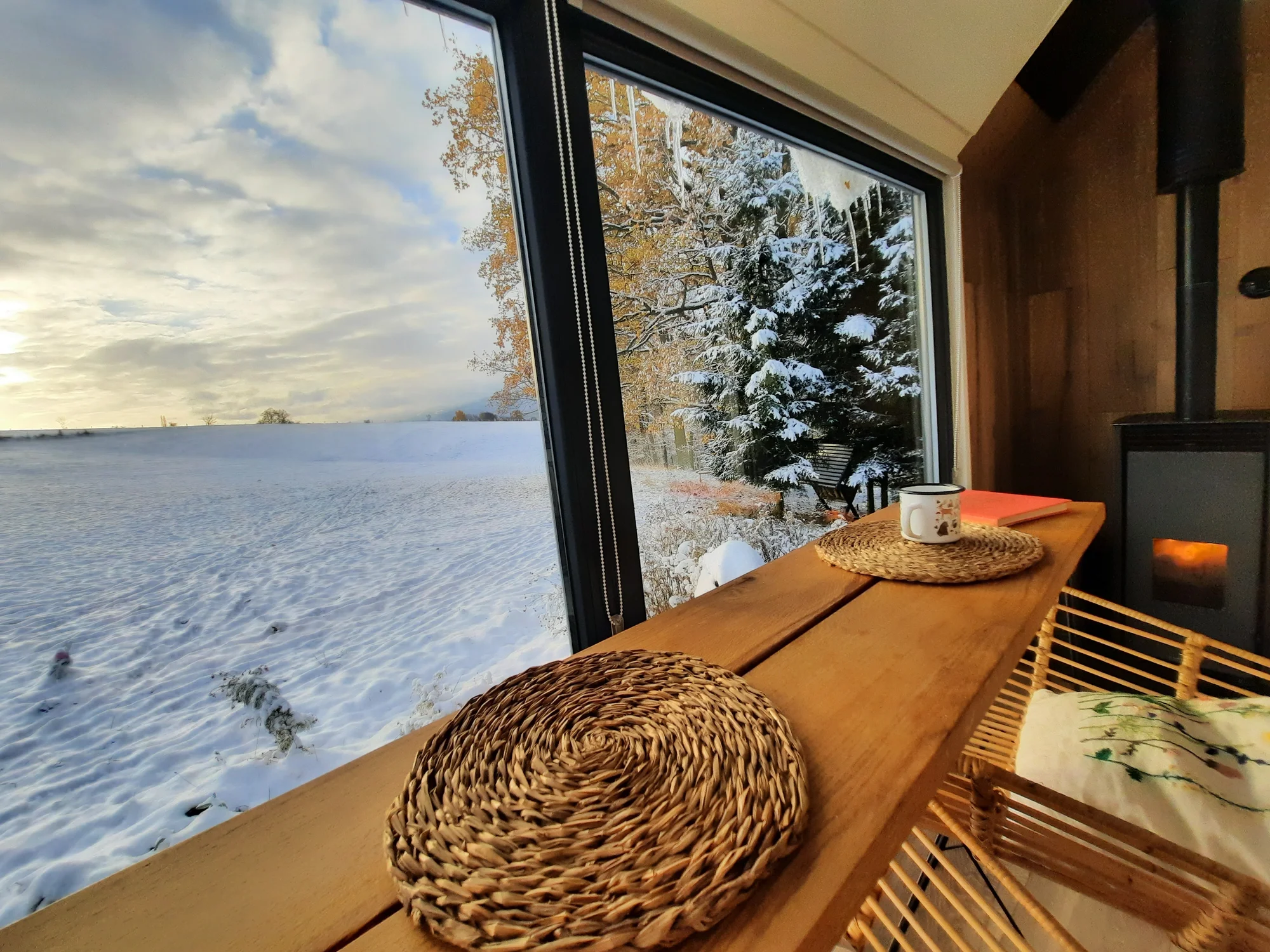 Nádherný tiny house v Jizerkách: koupelna, vybavená kuchyně, snídaňová bedýnka, terasa a klid