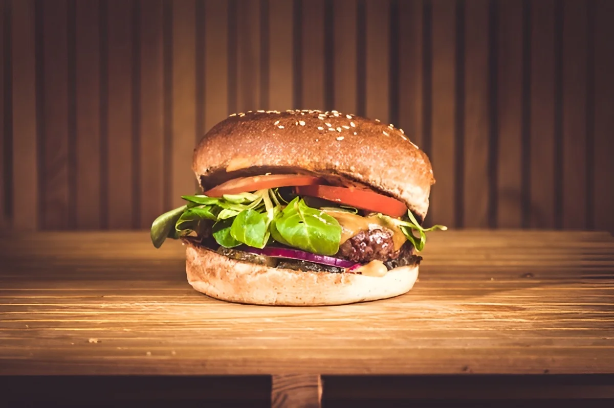 Burger podle výběru z 8 druhů a hranolky či krokety pro 1 osobu
