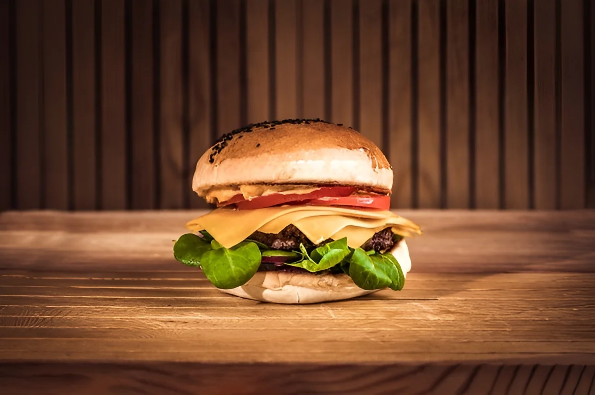 Burger podle výběru z 8 druhů a hranolky či krokety pro 1 osobu