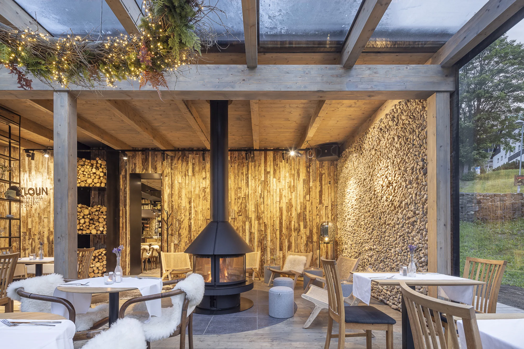 Čtyřchodové menu v iglú restaurace Končina pro 2–6 osob