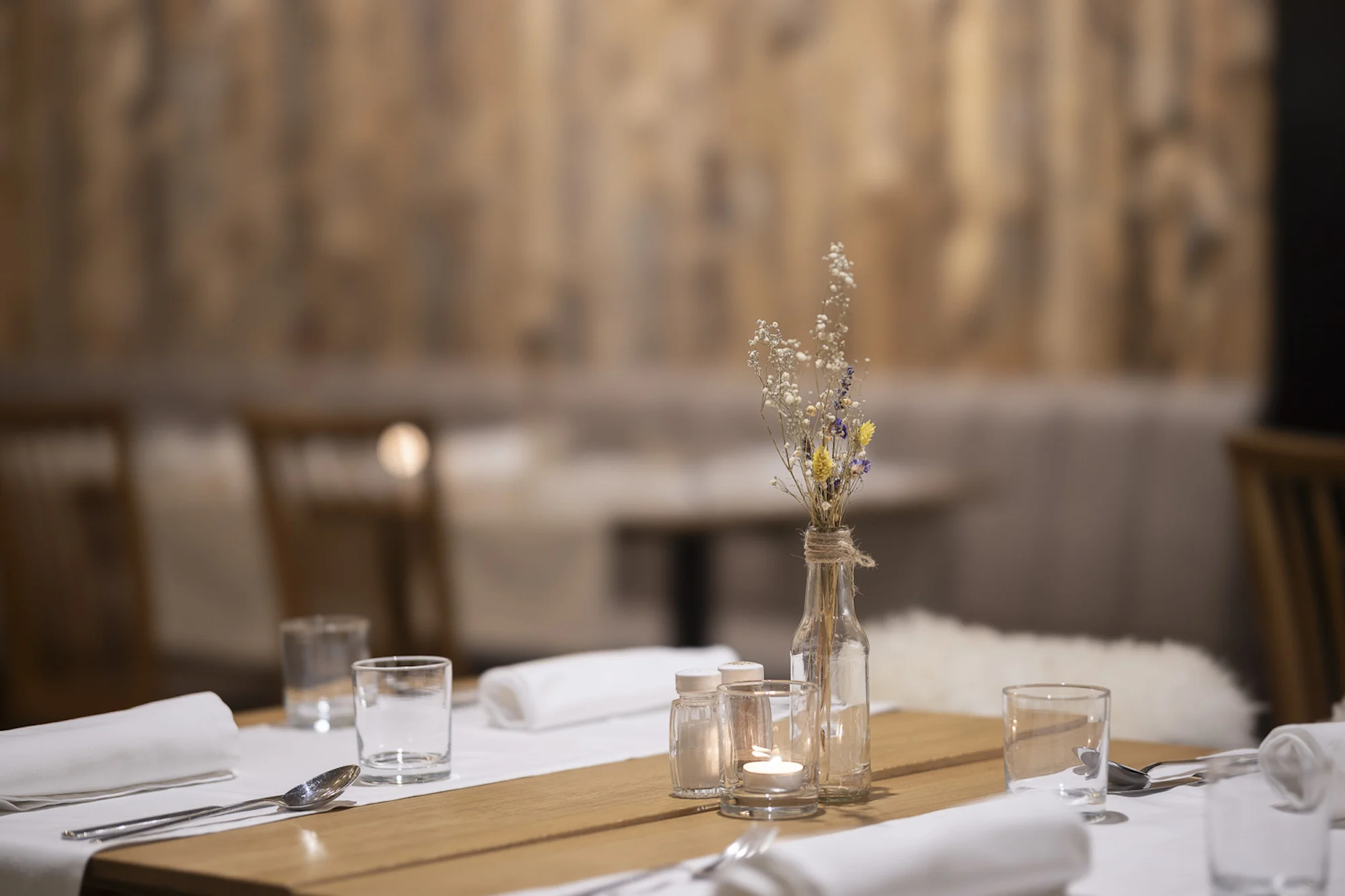 Čtyřchodové menu v luxusní restauraci v Harrachově: bruschetta, kulajda, telecí i tiramisu