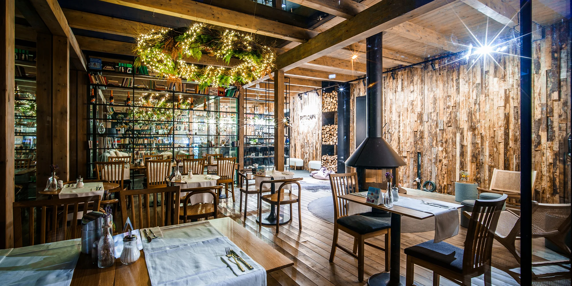 Čtyřchodové menu v luxusní restauraci v Harrachově: bruschetta, kulajda, telecí i tiramisu