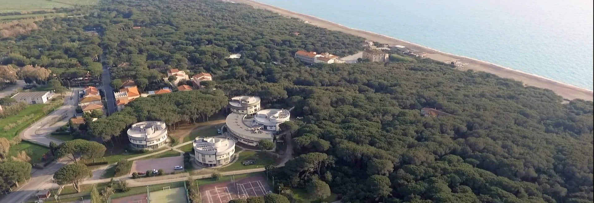 Dovolená v italském Toskánsku: hotel u písečné pláže s lehátky, výborná strava i fitko