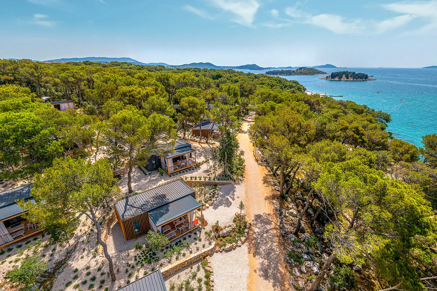 Dalmácie: rodinný resort v krásné zátoce, ubytování v mobilním domku, plná penze i spousta atrakcí