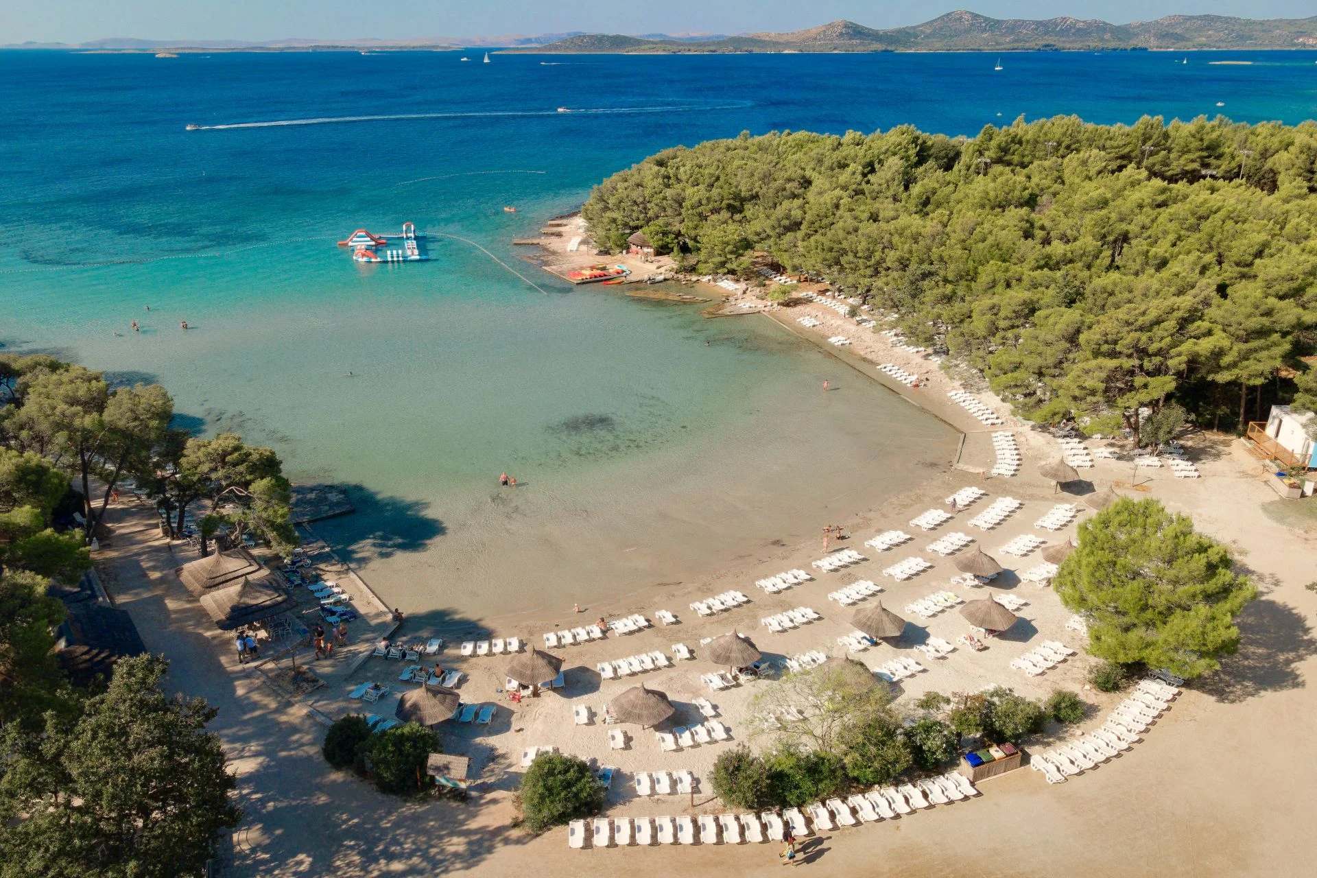 Dalmácie: rodinný resort v krásné zátoce, ubytování v mobilním domku, plná penze i spousta atrakcí