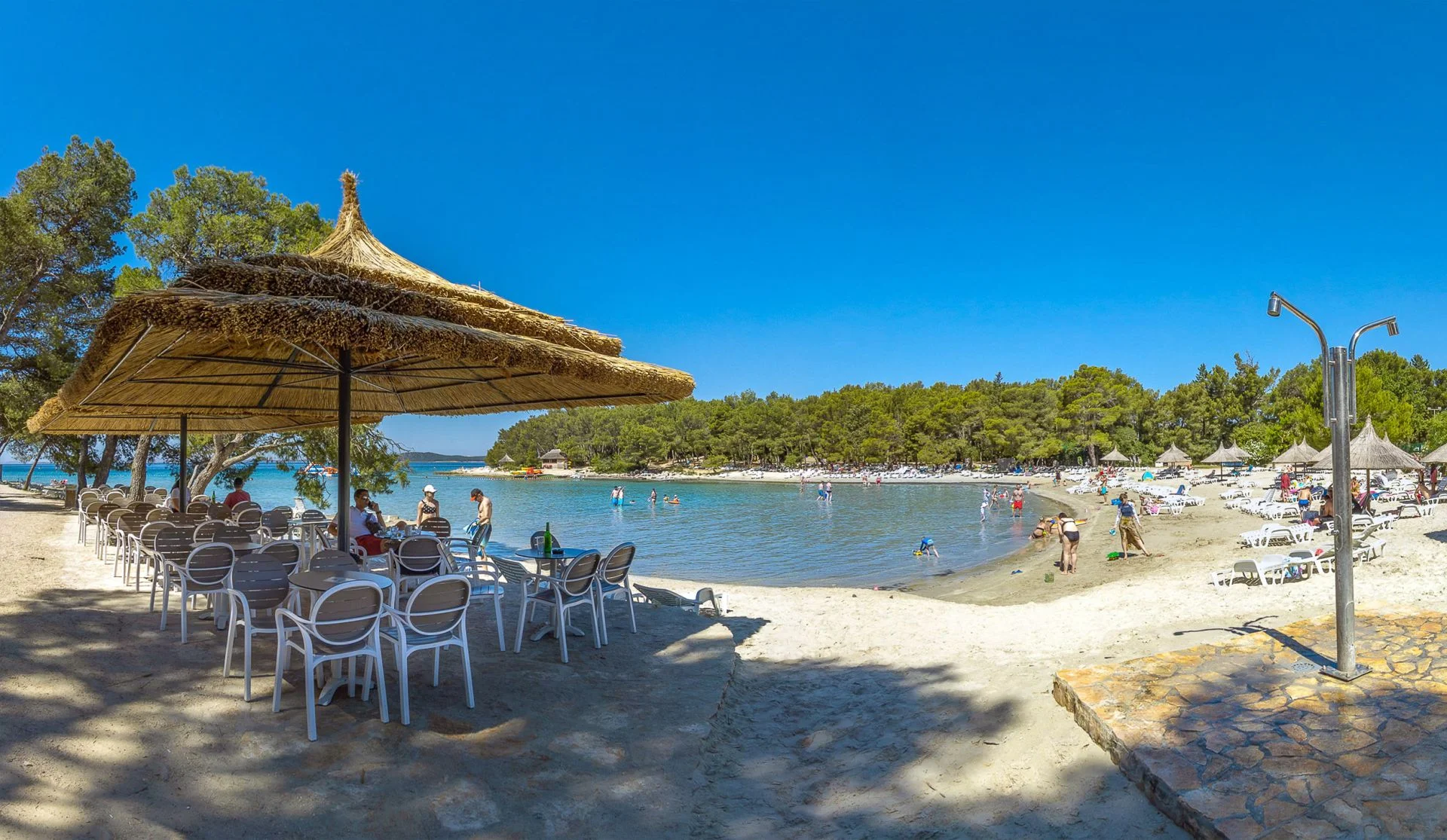 Dalmácie: rodinný resort v krásné zátoce, ubytování v mobilním domku, plná penze i spousta atrakcí