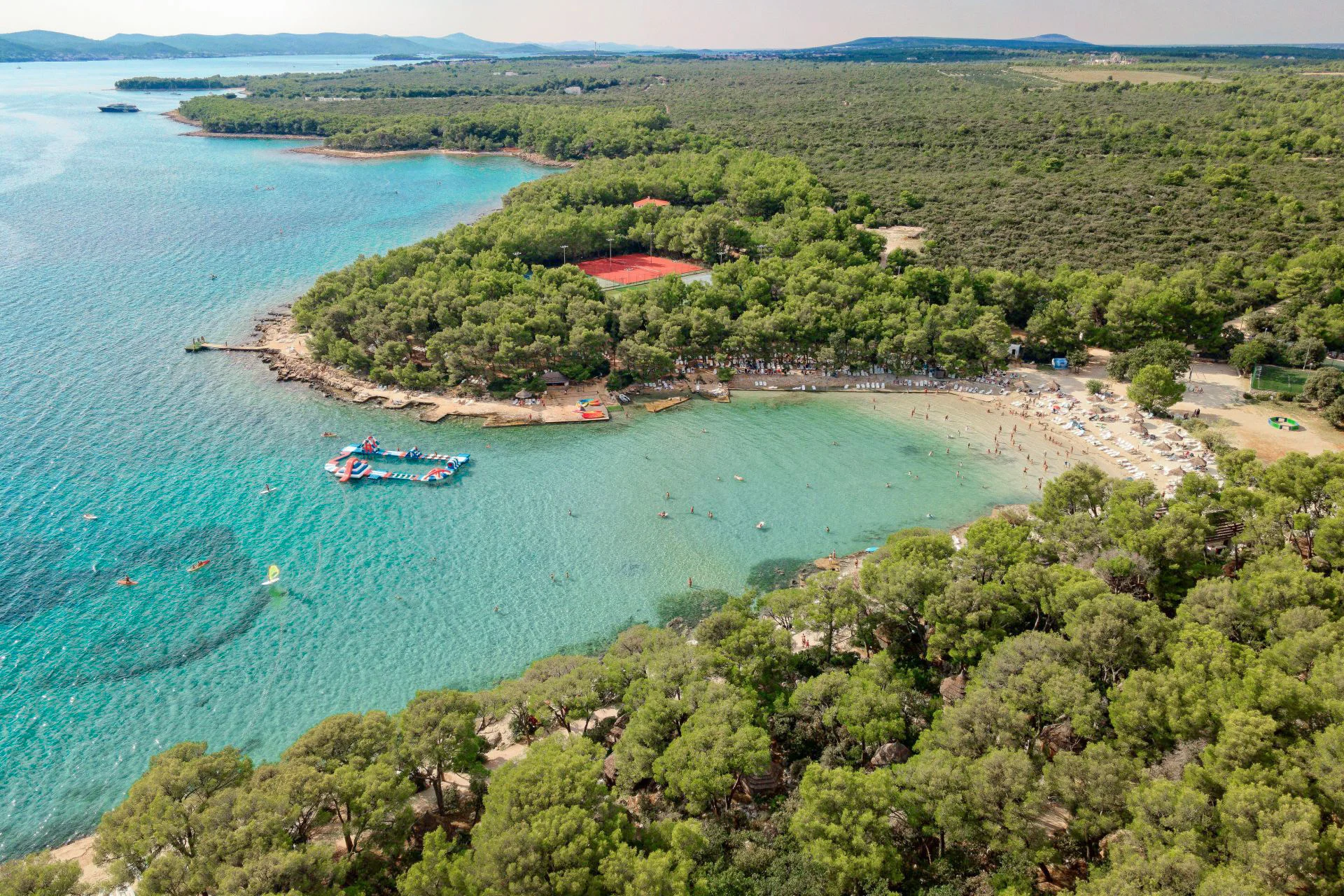 Dalmácie: rodinný resort v krásné zátoce, ubytování v mobilním domku, plná penze i spousta atrakcí