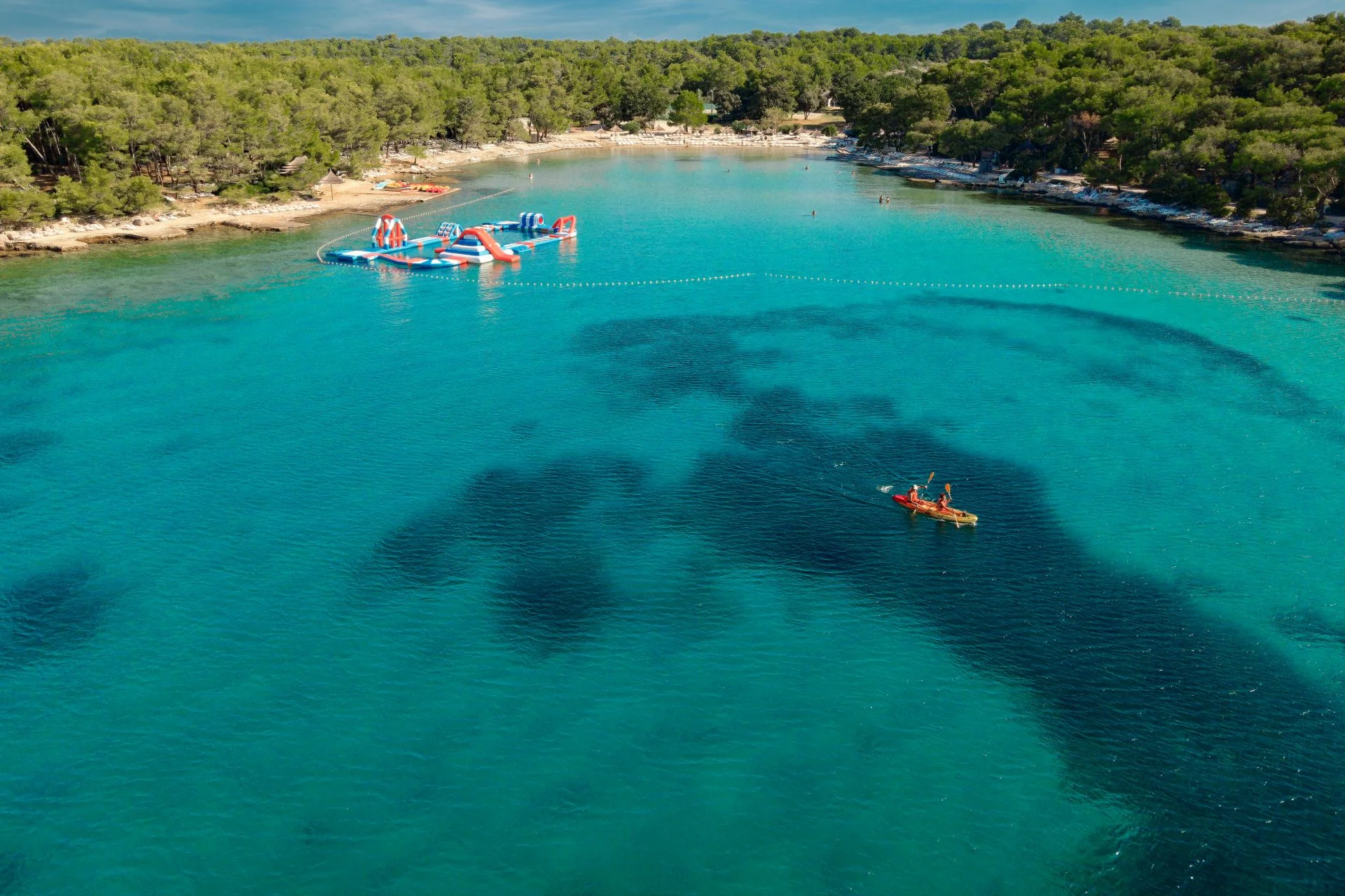 Dalmácie: rodinný resort v krásné zátoce, ubytování v mobilním domku, plná penze i spousta atrakcí