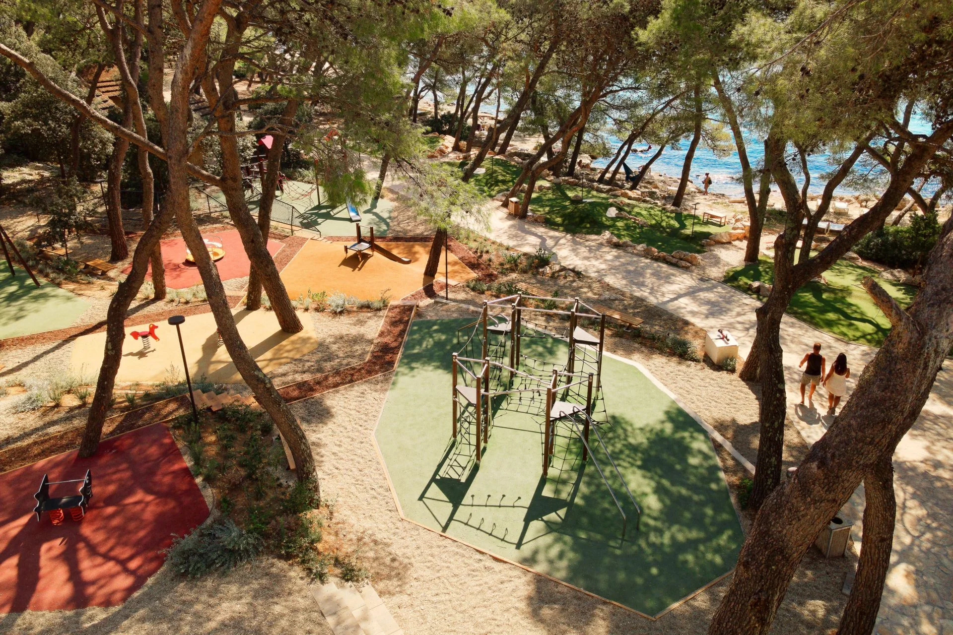 Dalmácie: rodinný resort v krásné zátoce, ubytování v mobilním domku, plná penze i spousta atrakcí