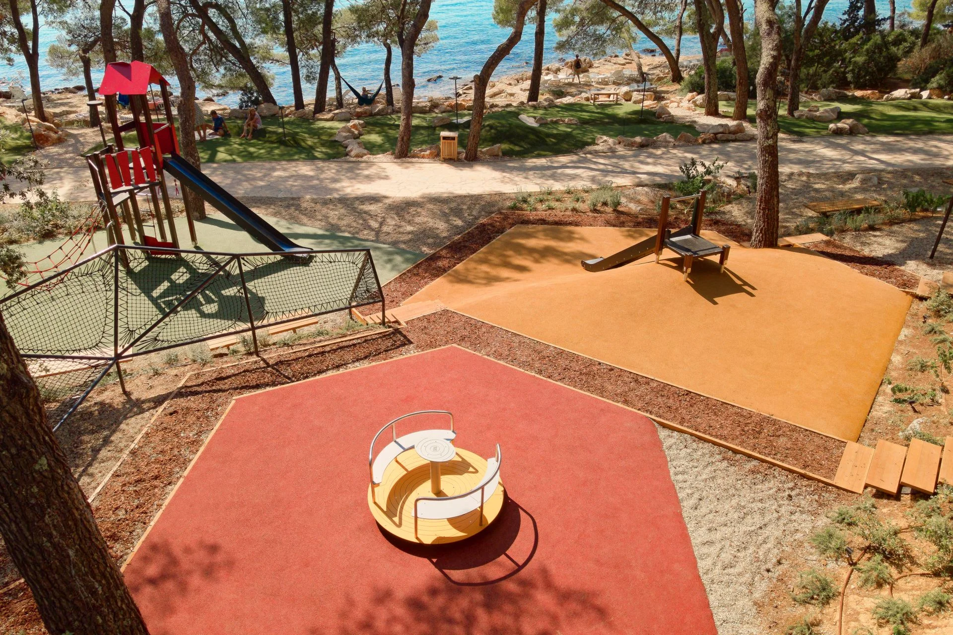 Dalmácie: rodinný resort v krásné zátoce, ubytování v mobilním domku, plná penze i spousta atrakcí