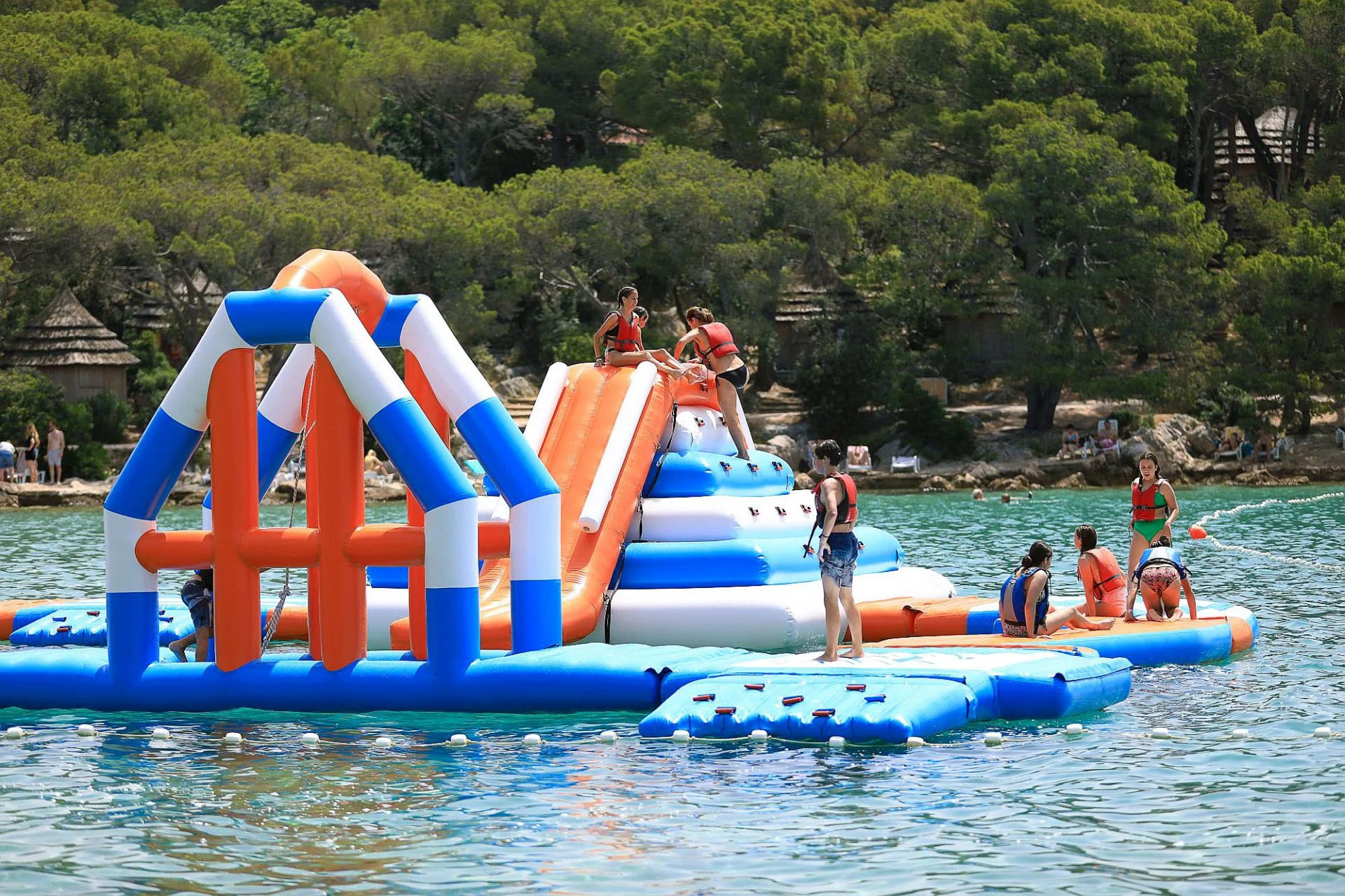 Dalmácie: rodinný resort v krásné zátoce, ubytování v mobilním domku, plná penze i spousta atrakcí