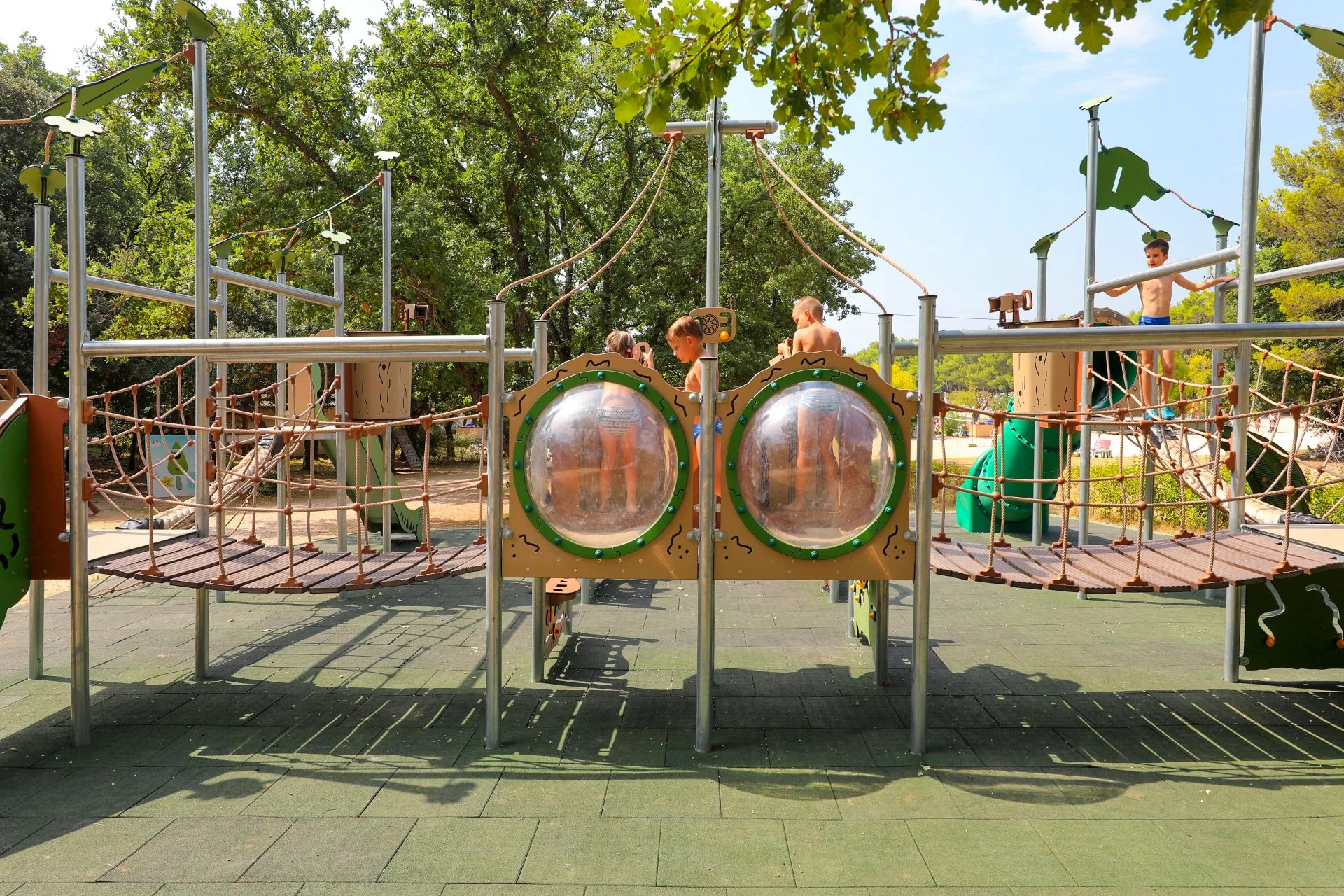 Dalmácie: rodinný resort v krásné zátoce, ubytování v mobilním domku, plná penze i spousta atrakcí