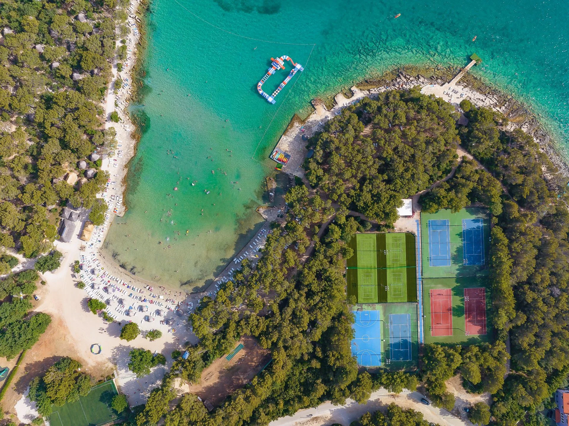 Dalmácie: rodinný resort v krásné zátoce, ubytování v mobilním domku, plná penze i spousta atrakcí