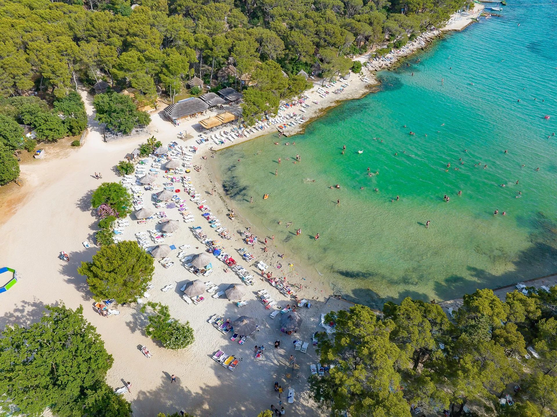 Dalmácie: rodinný resort v krásné zátoce, ubytování v mobilním domku, plná penze i spousta atrakcí