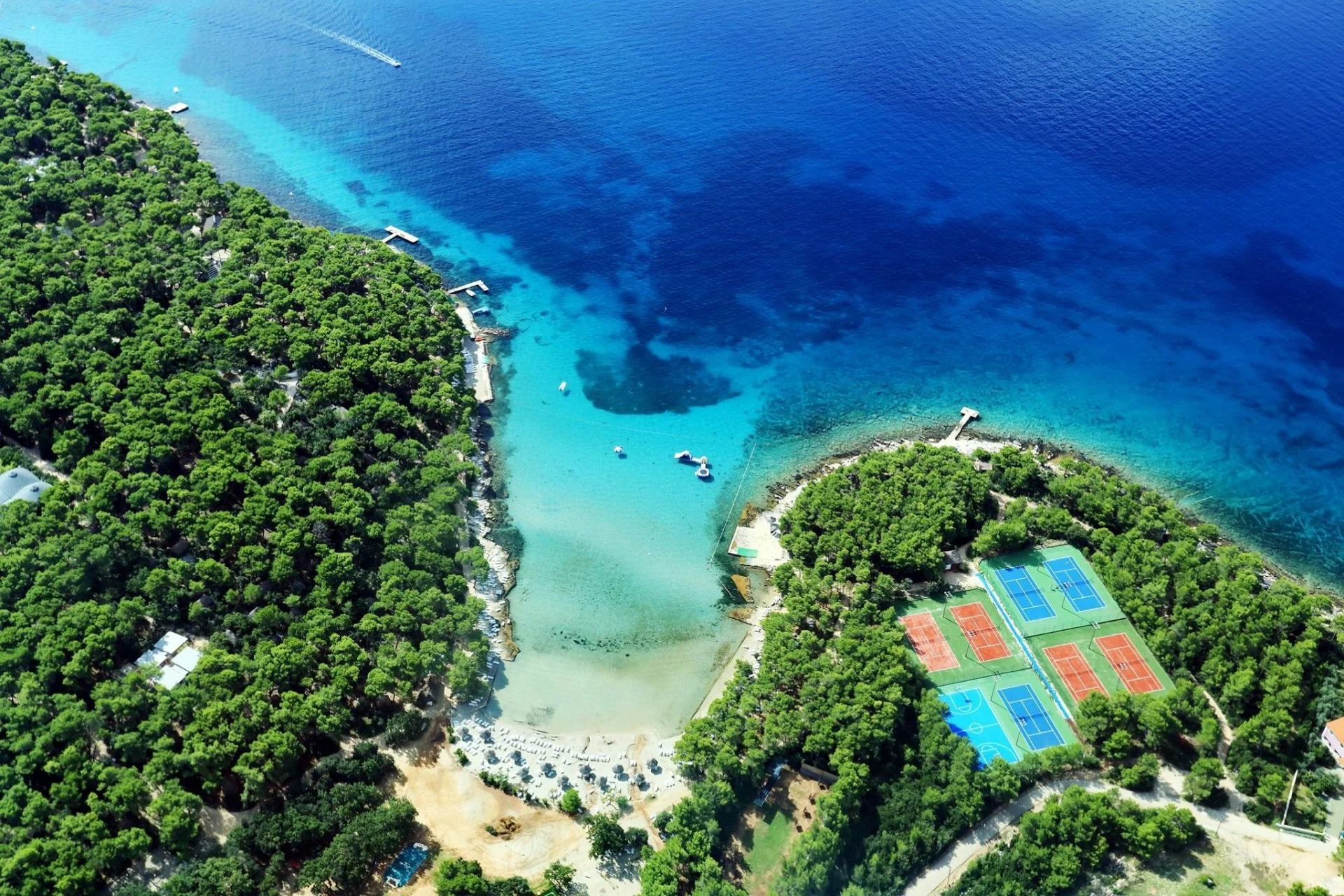 Dalmácie: rodinný resort v krásné zátoce, ubytování v mobilním domku, plná penze i spousta atrakcí