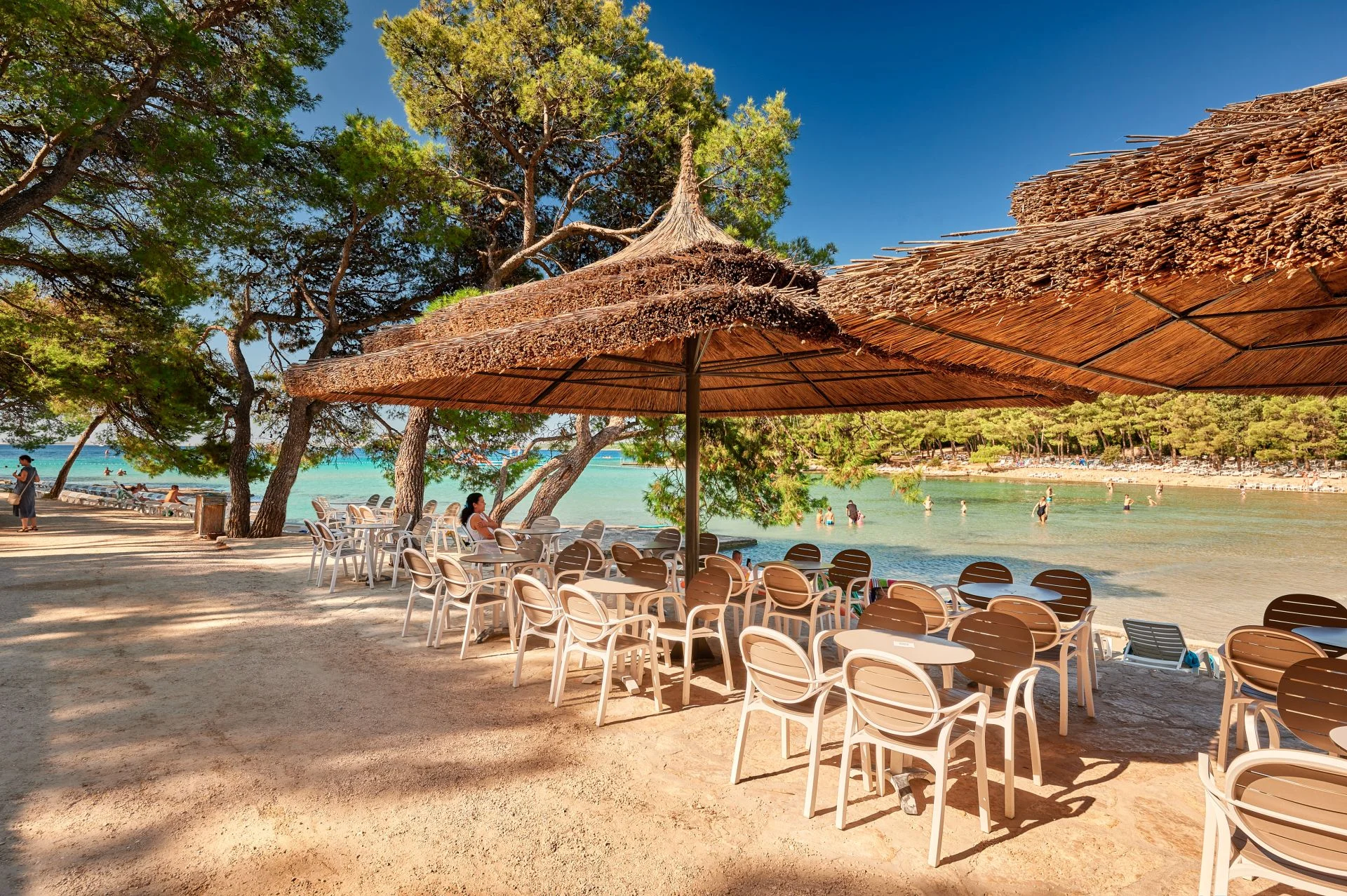Dalmácie: rodinný resort v krásné zátoce, ubytování v mobilním domku, plná penze i spousta atrakcí