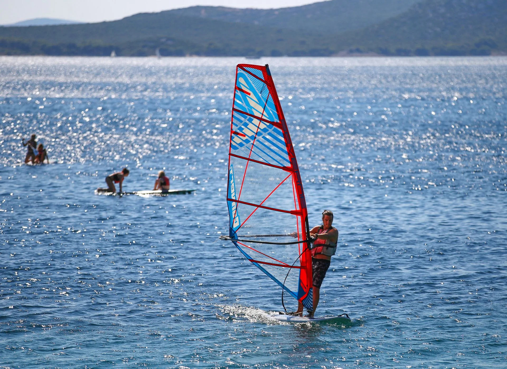 Dalmácie: rodinný resort v krásné zátoce, ubytování v mobilním domku, plná penze i spousta atrakcí