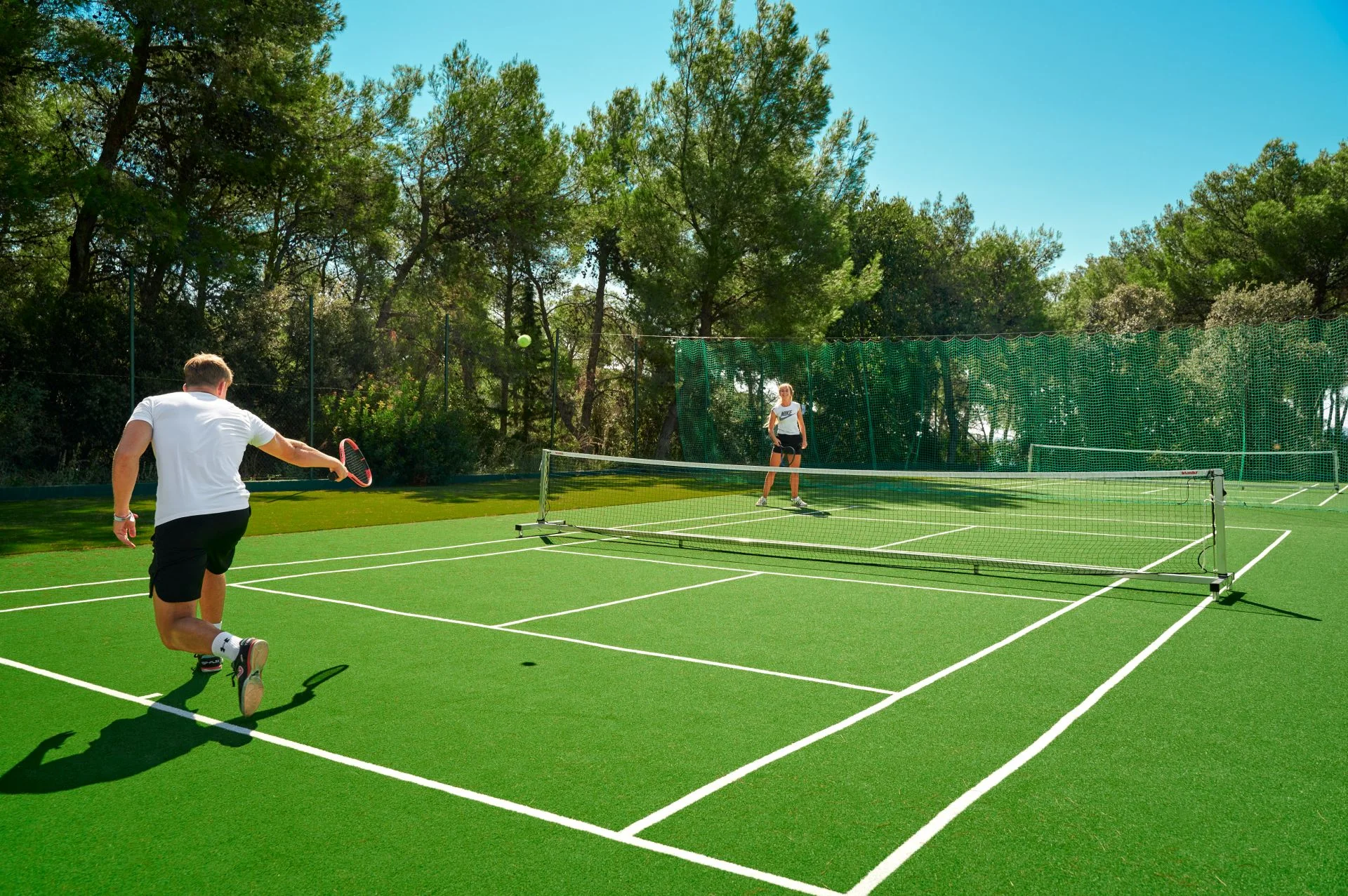 Dalmácie: rodinný resort v krásné zátoce, ubytování v mobilním domku, plná penze i spousta atrakcí