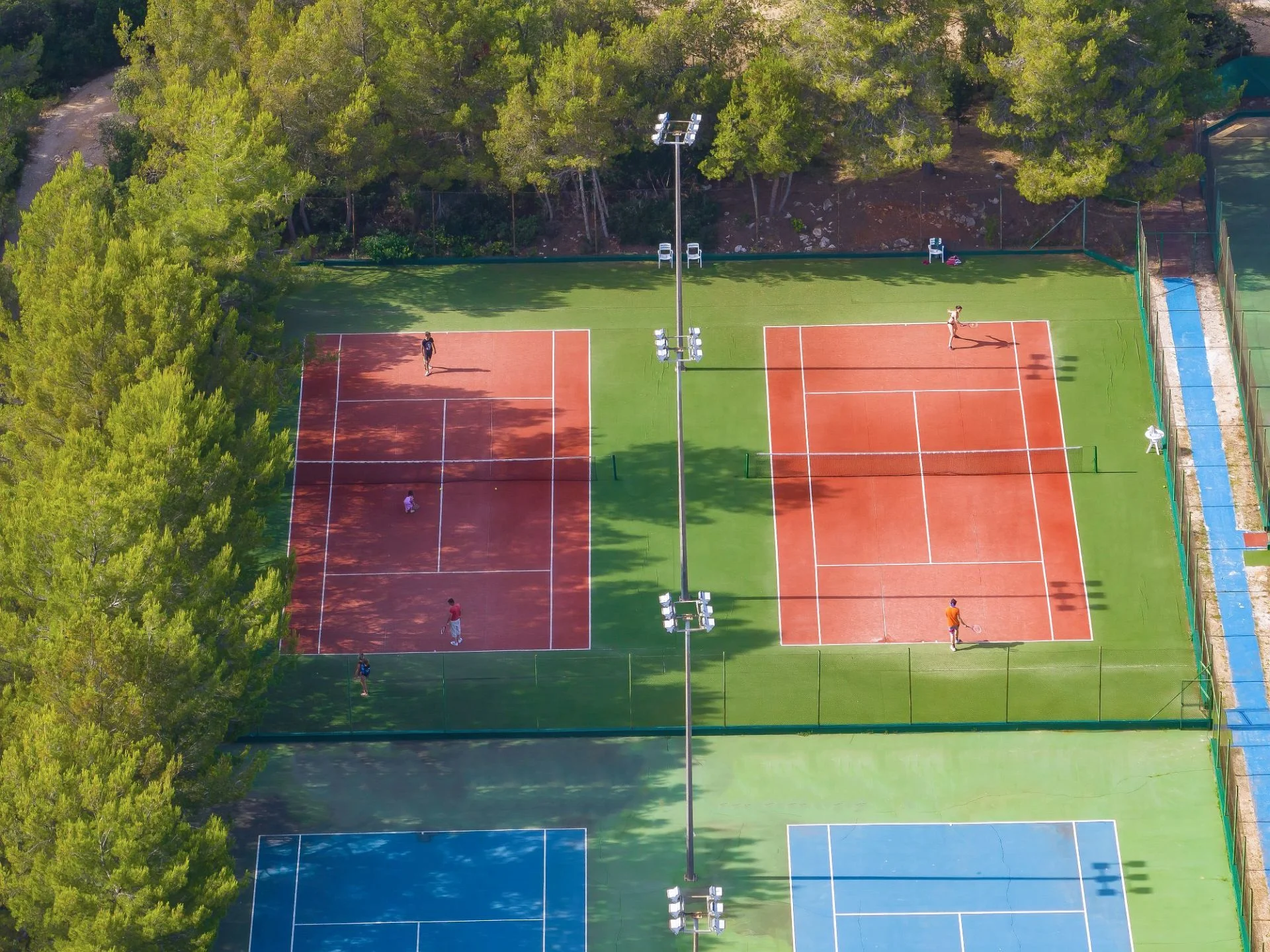Dalmácie: rodinný resort v krásné zátoce, ubytování v mobilním domku, plná penze i spousta atrakcí
