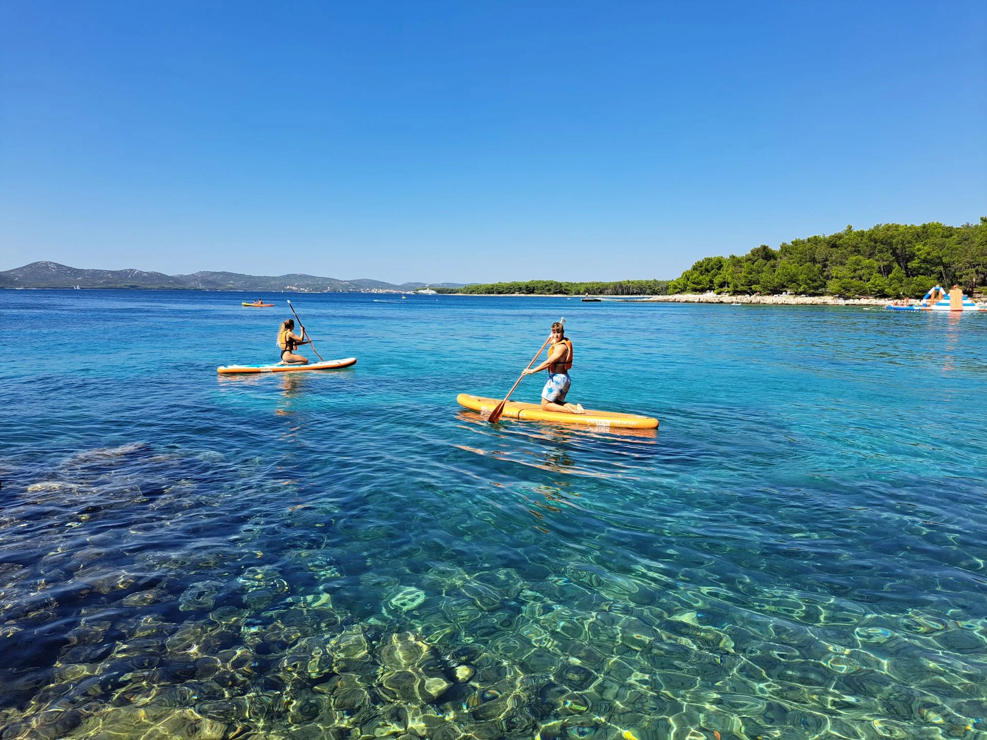 Dalmácie: rodinný resort v krásné zátoce, ubytování v mobilním domku, plná penze i spousta atrakcí