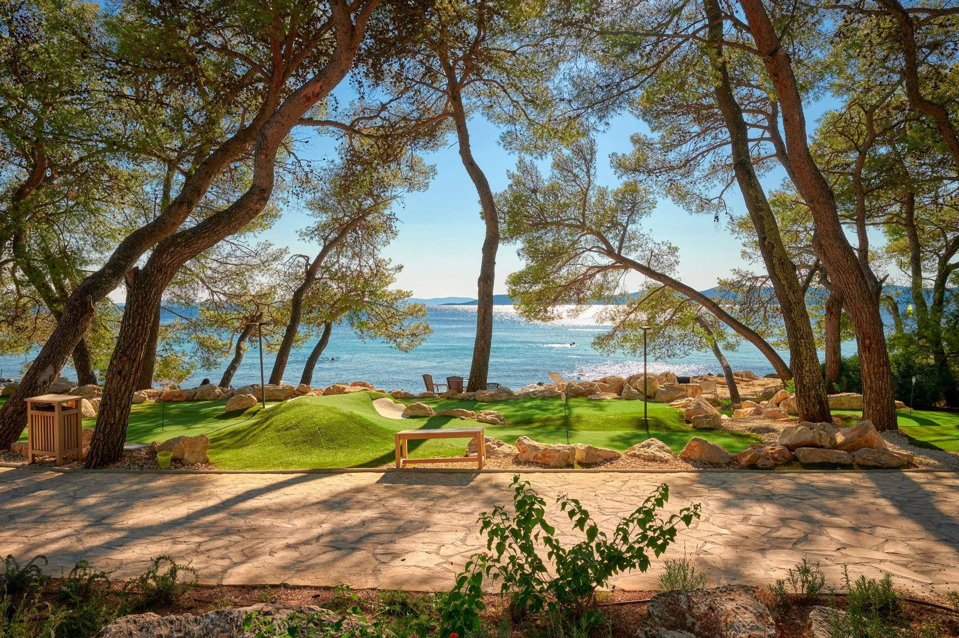 Dalmácie: rodinný resort v krásné zátoce, ubytování v mobilním domku, plná penze i spousta atrakcí
