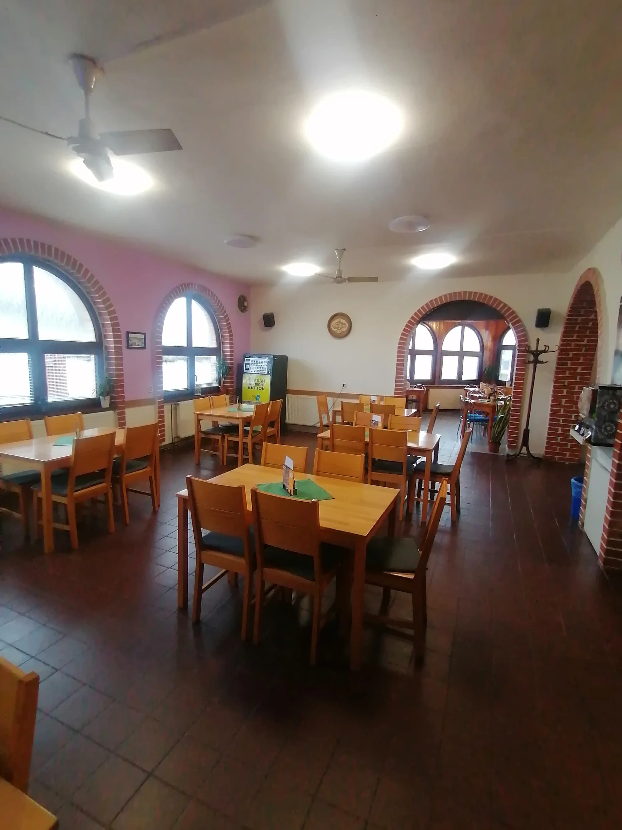 Dvouchodové menu pro dvě osoby: steak ze svíčkové, příloha i palačinka s džemem a ovocem