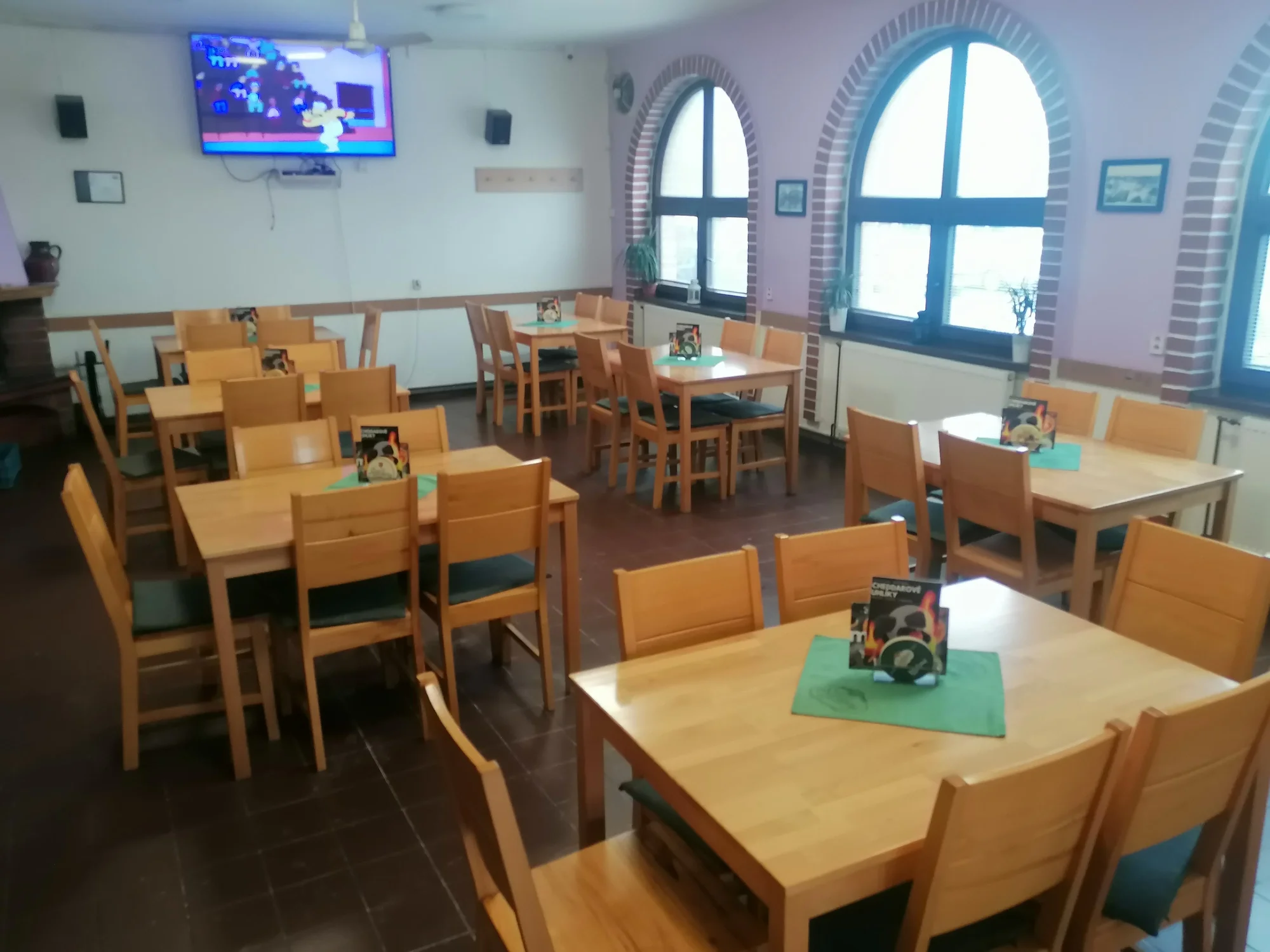 Dvouchodové menu pro dvě osoby: steak ze svíčkové, příloha i palačinka s džemem a ovocem