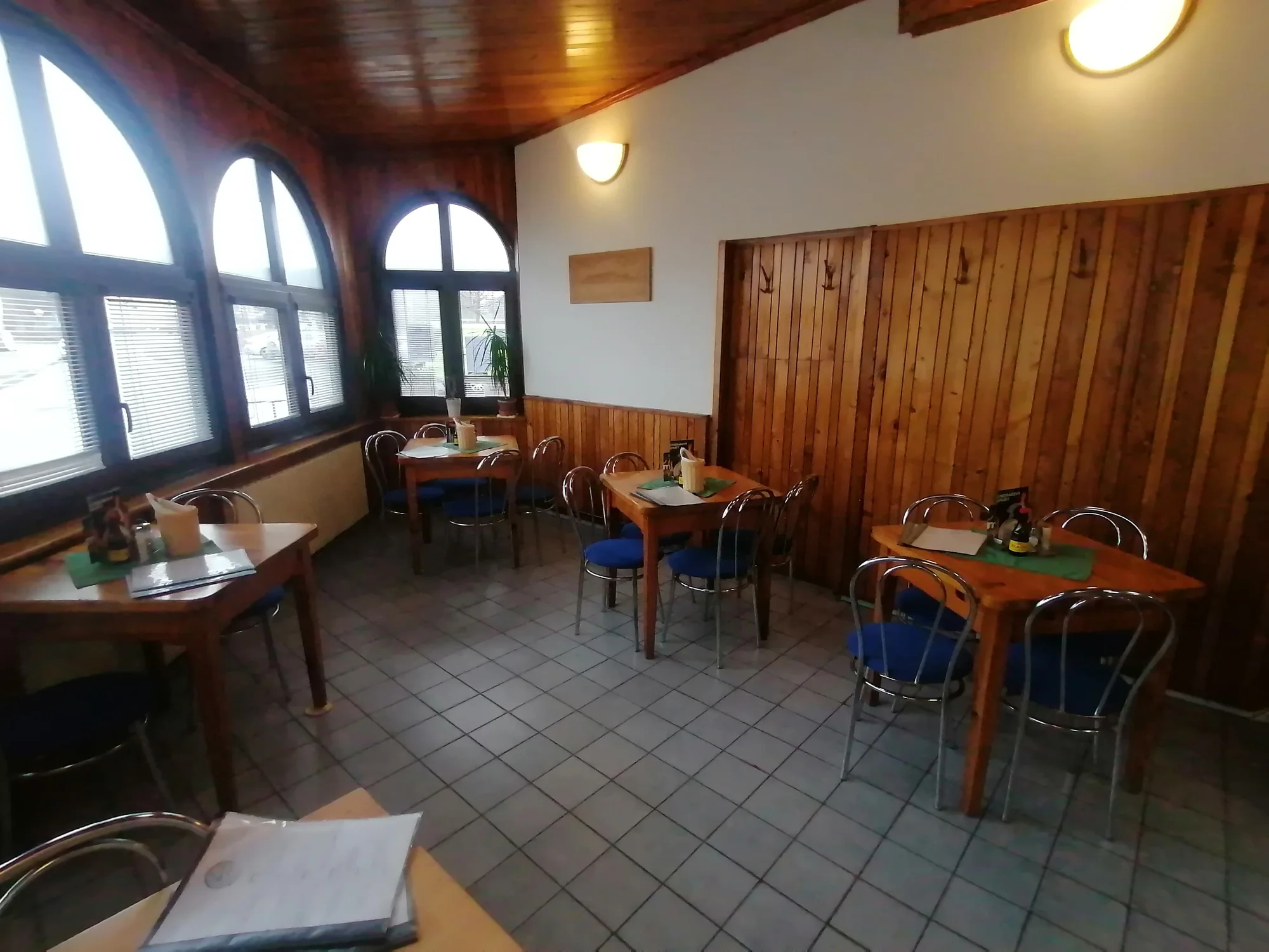 Dvouchodové menu pro dvě osoby: steak ze svíčkové, příloha i palačinka s džemem a ovocem