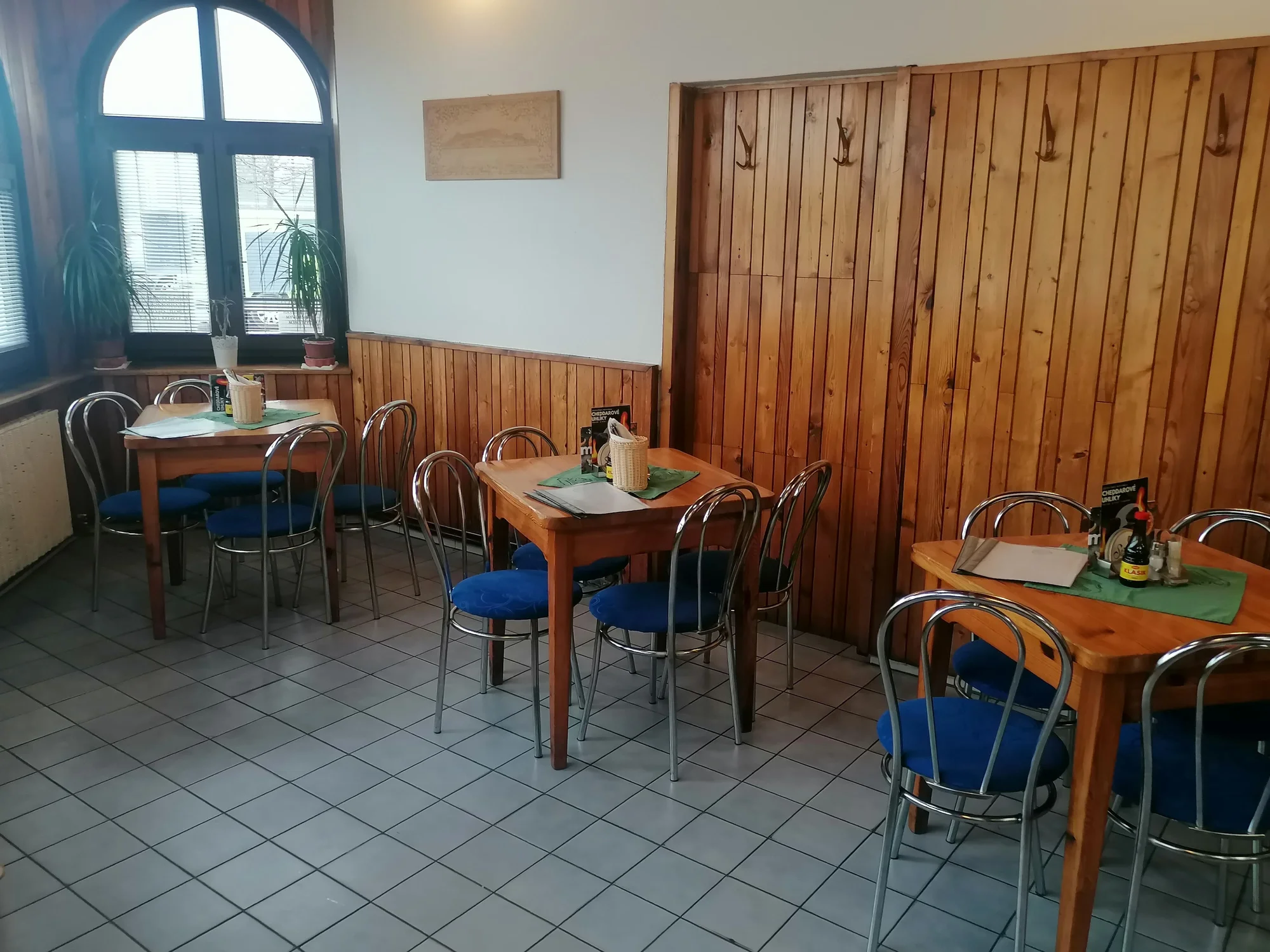 Dvouchodové menu pro dvě osoby: steak ze svíčkové, příloha i palačinka s džemem a ovocem