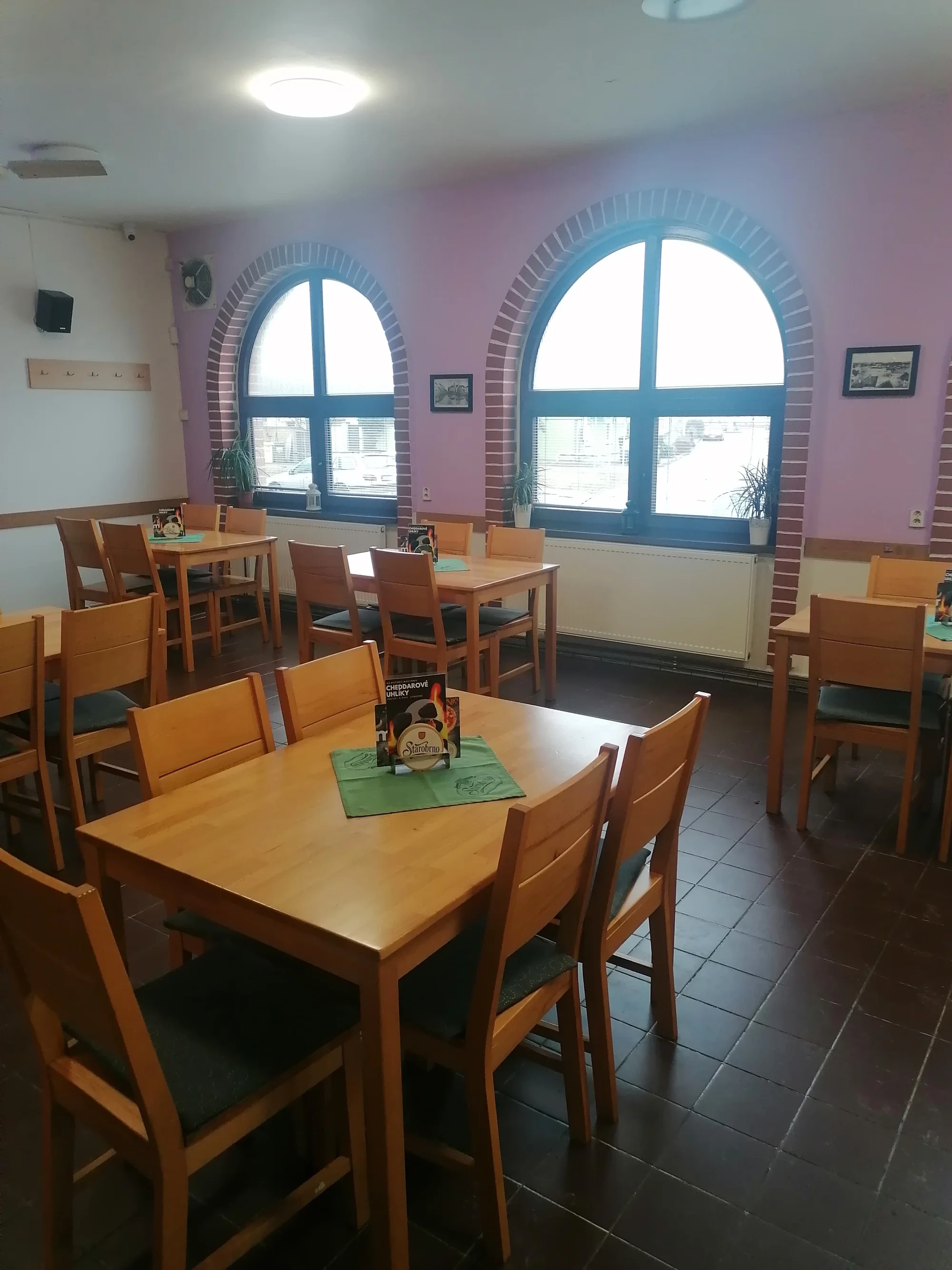 Dvouchodové menu pro dvě osoby: steak ze svíčkové, příloha i palačinka s džemem a ovocem